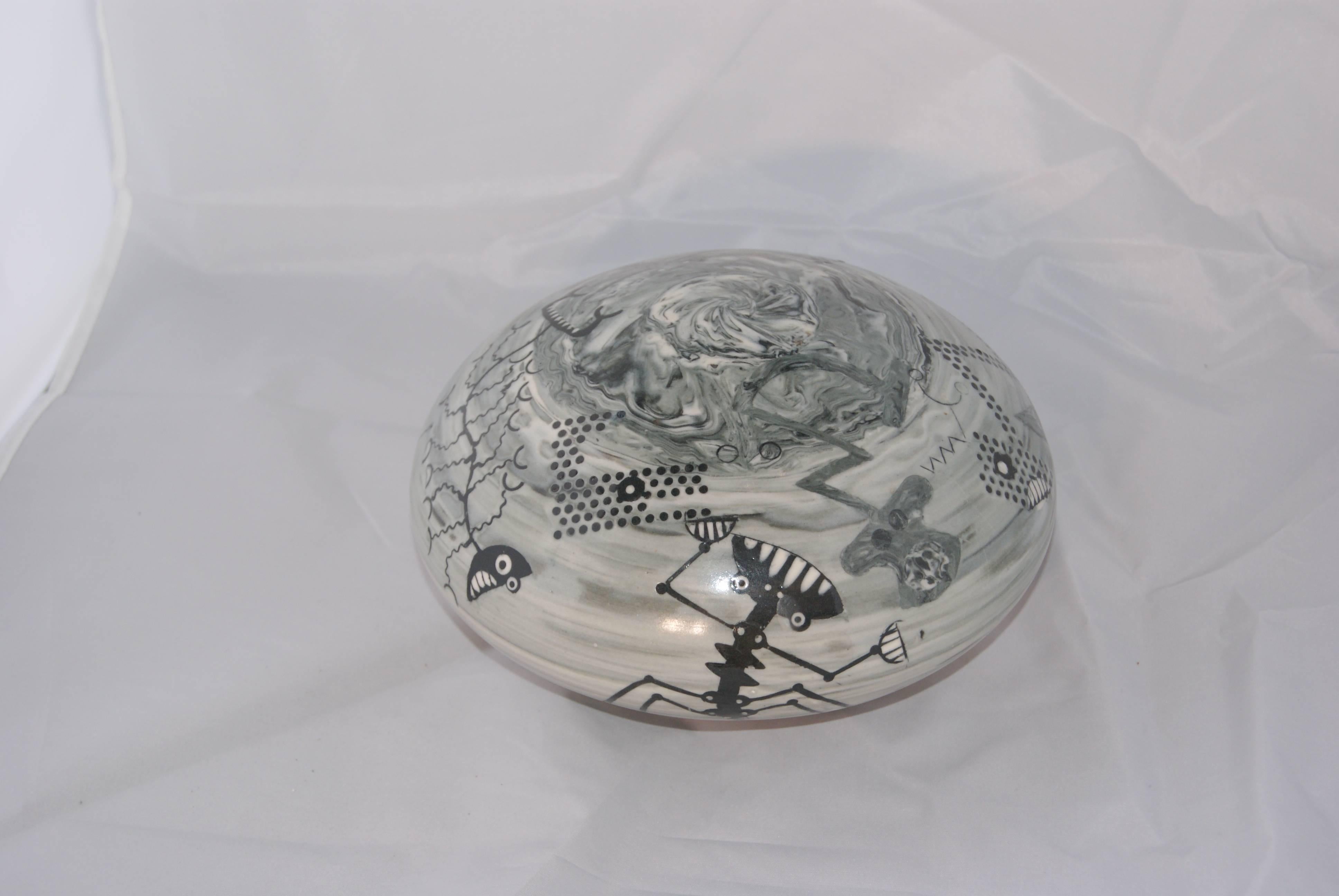 PORCELAIN INLAID ENCLOSED VESSEL - Art by Thomas Meuninck