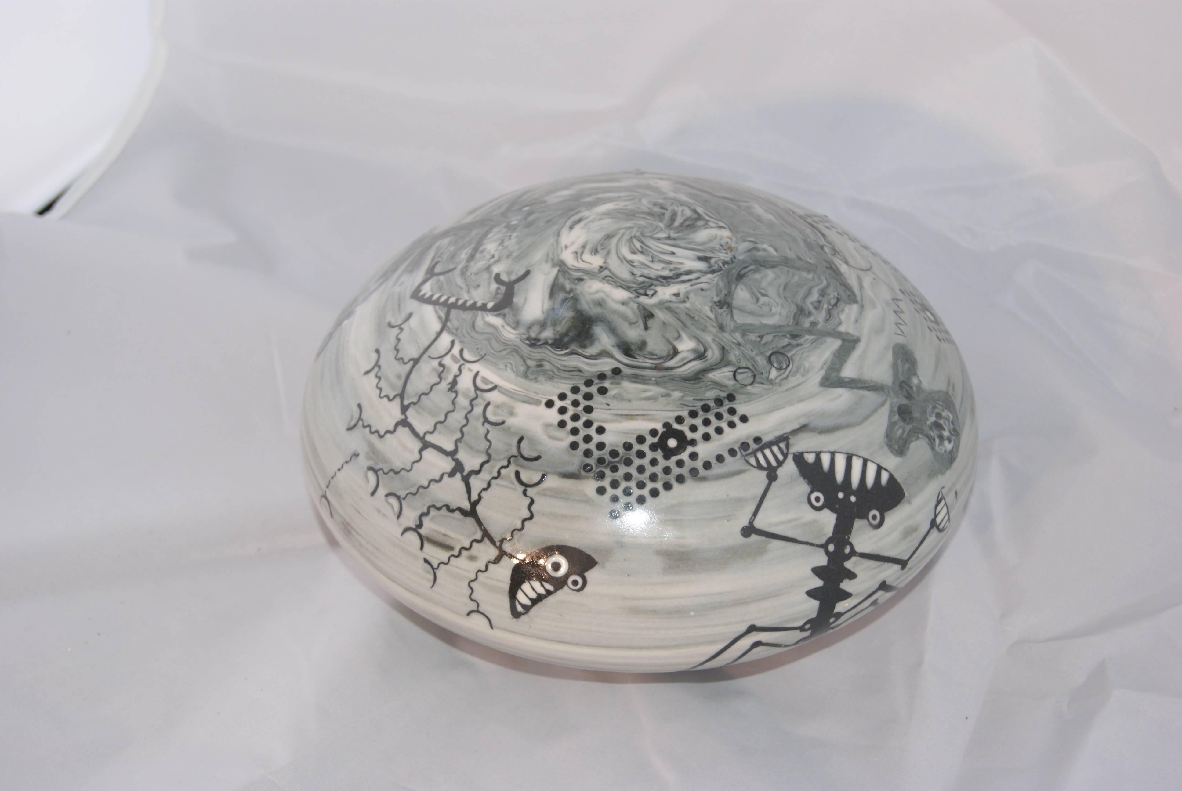 PORCELAIN INLAID ENCLOSED VESSEL - Contemporary Art by Thomas Meuninck
