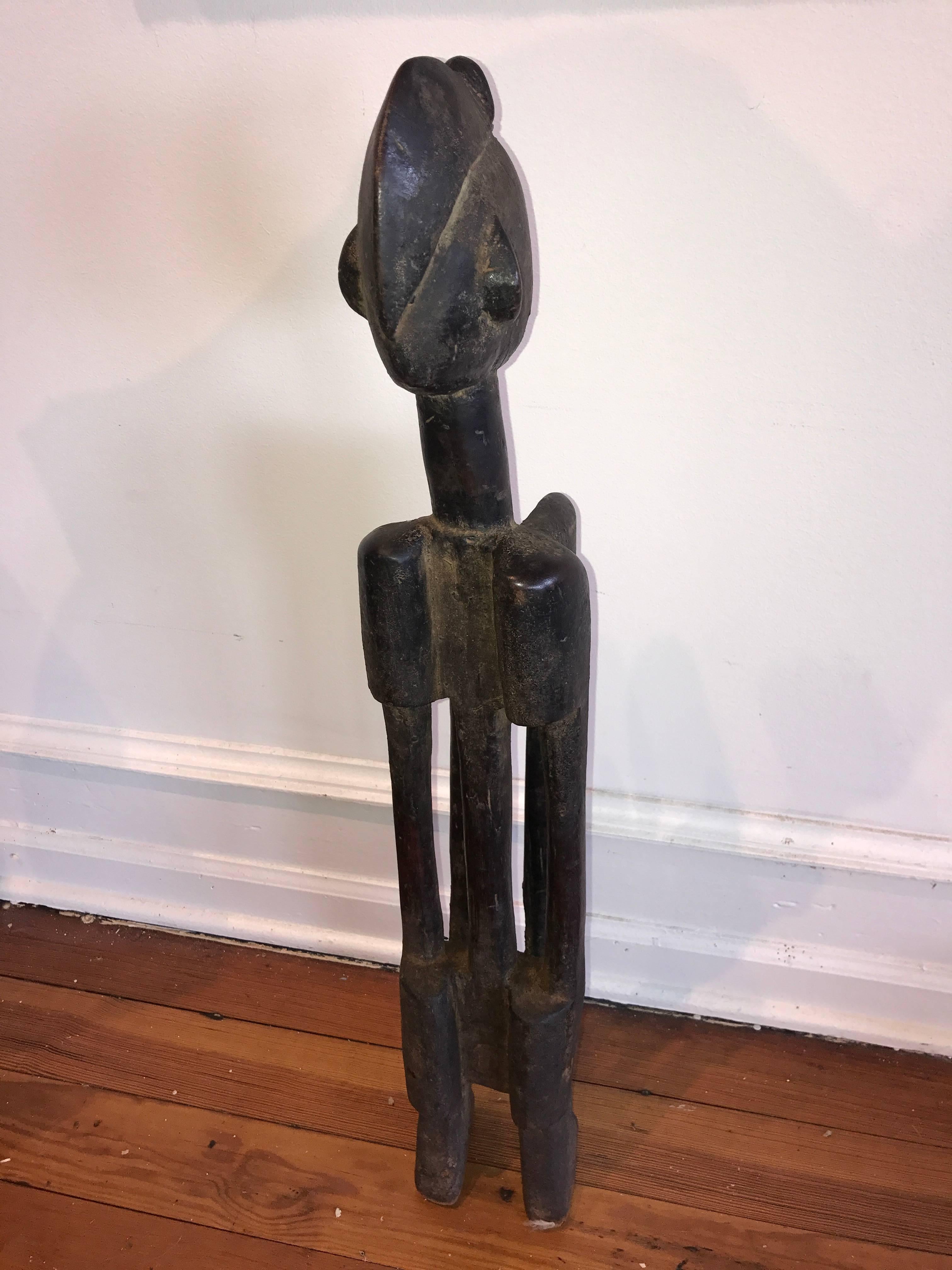 Questa è una scultura in legno di un uomo della tribù africana dei Senufo, in Africa.