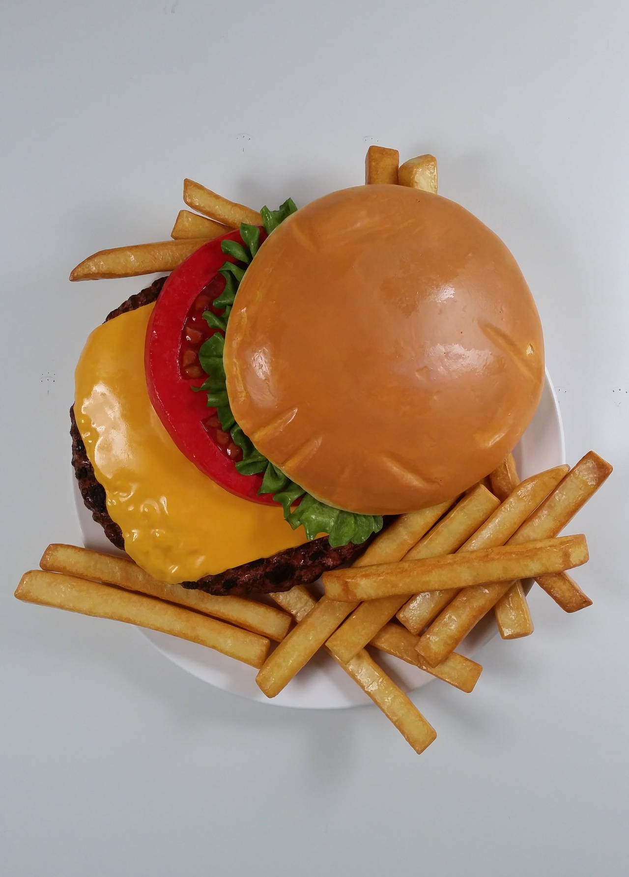 Peter Anton Figurative Sculpture – Cheeseburger Deluxe