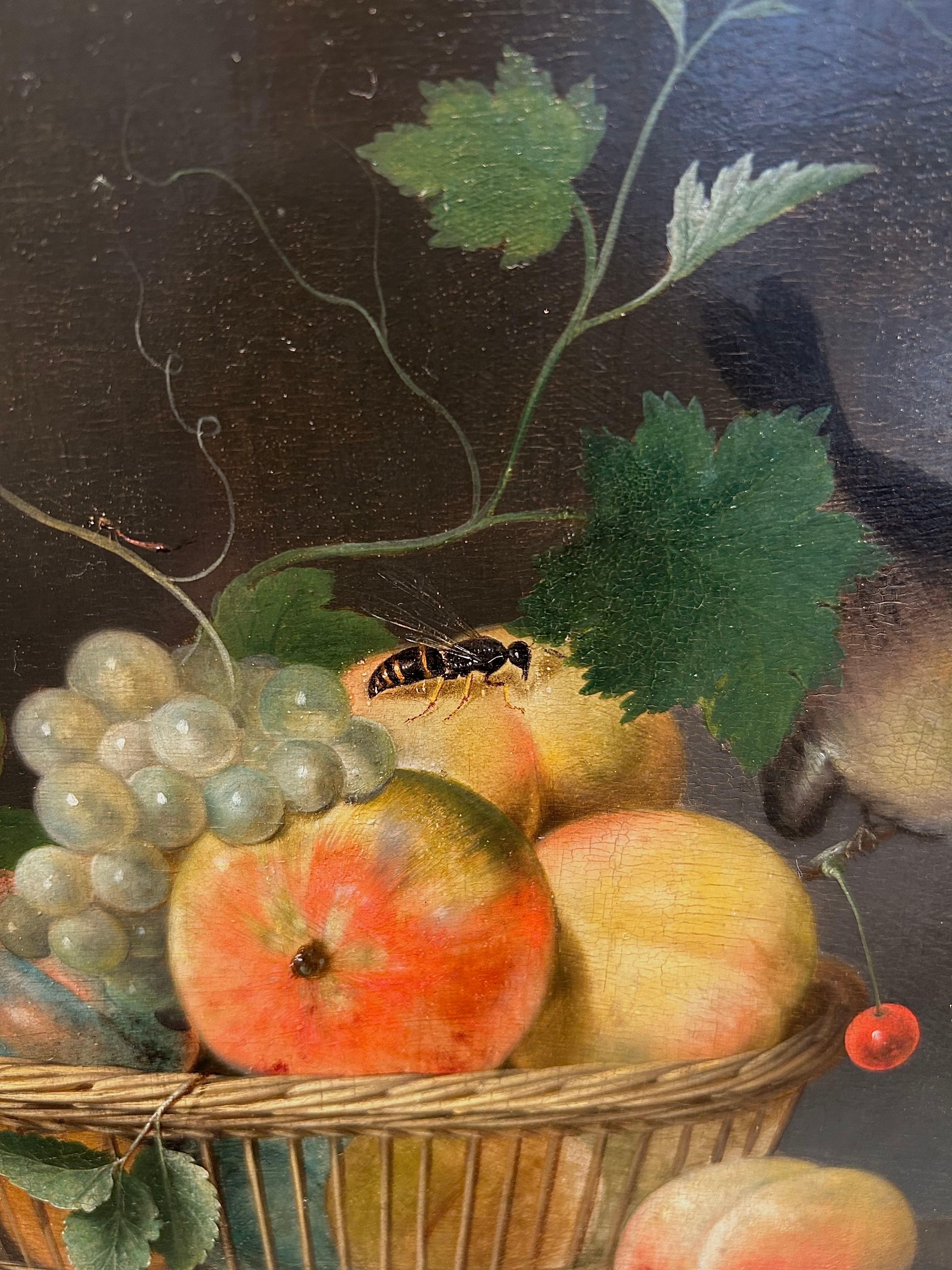 Stillleben mit Obst in einem Korb aus Korbweide mit Vogel im Angebot 1