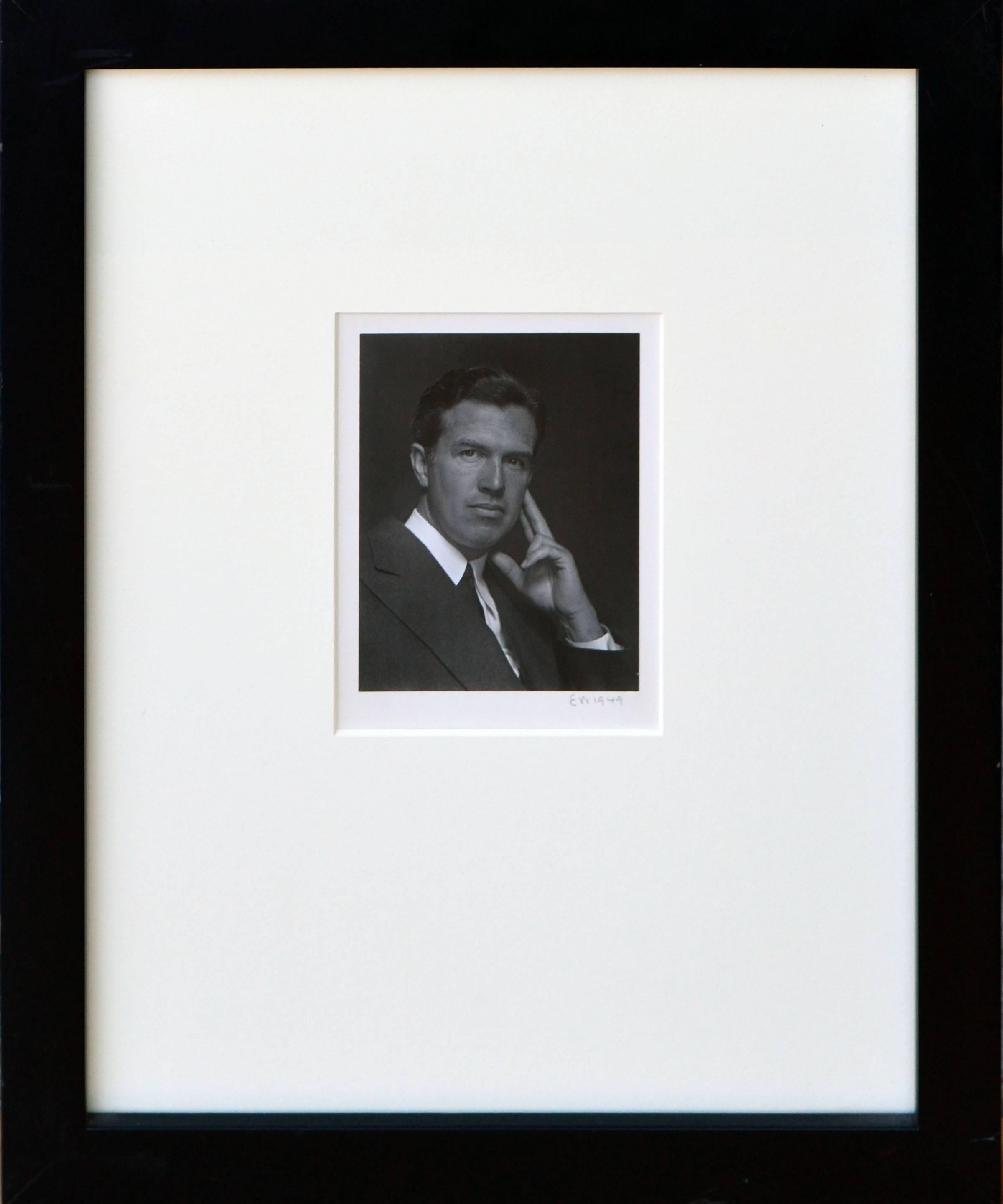 Rare photographie en noir et blanc, un portrait d'un bel homme par Edward Henry Weston (24 mars 1886 - 1er janvier 1958). Signé 