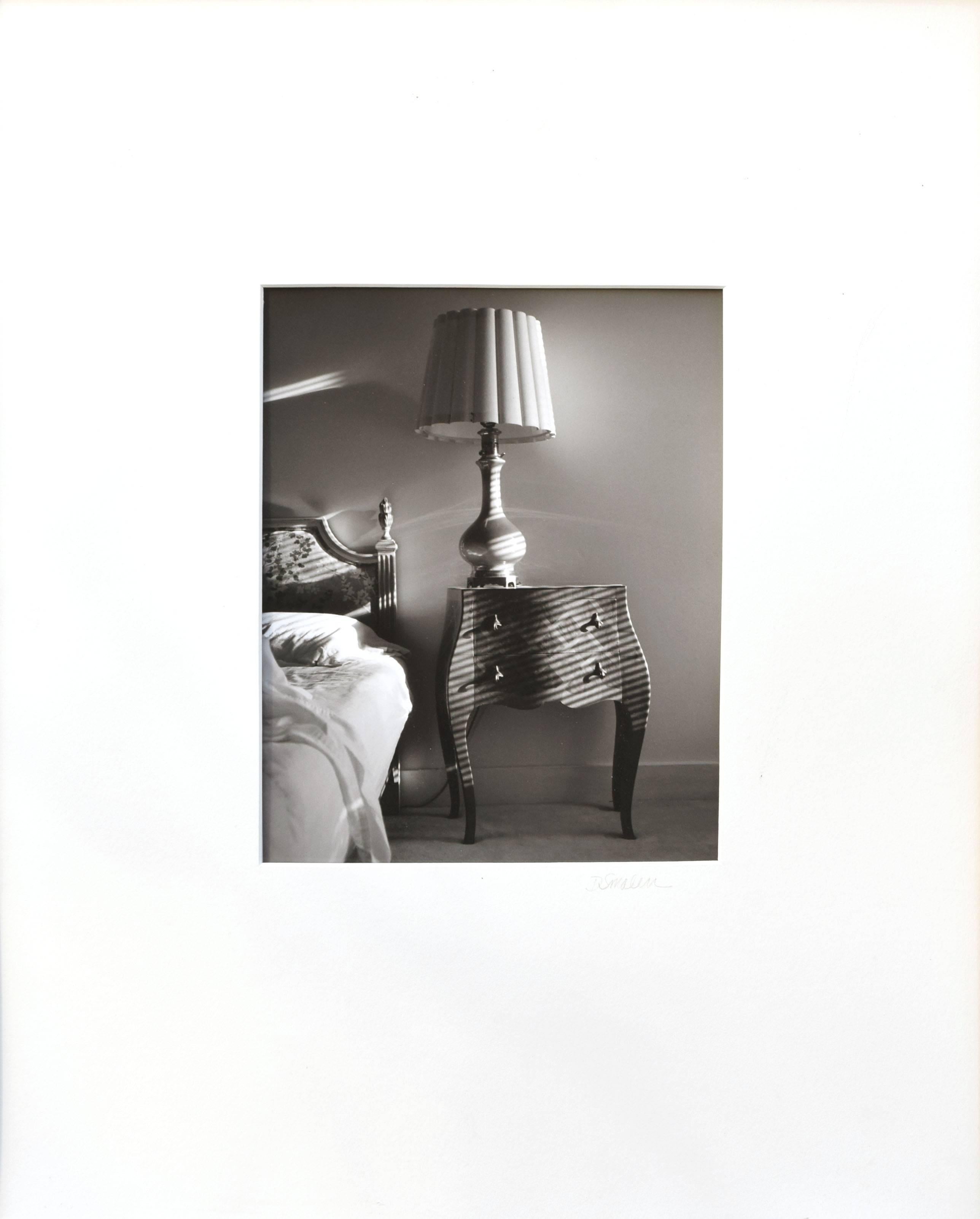 Tisch mit Lampe – Schwarz-Weiß-Schlafzimmer-Innenfotografie