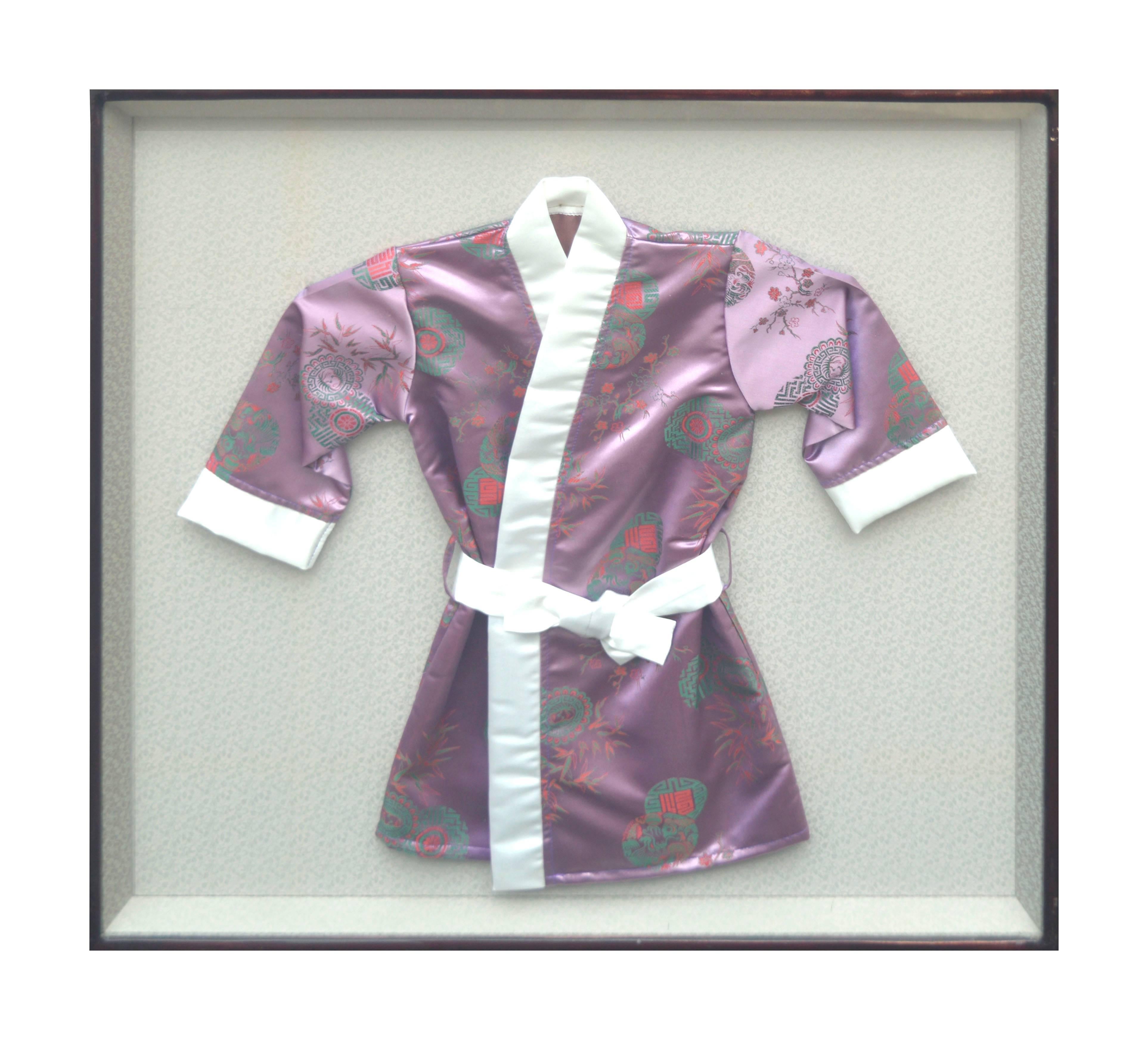 Robe kimono d'enfant vintage en soie avec cadre mural - Art de Unknown