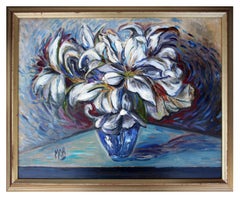 Lilies blanches dans un vase bleu, nature morte moderne du milieu du siècle dernier par Marianne A. Butt