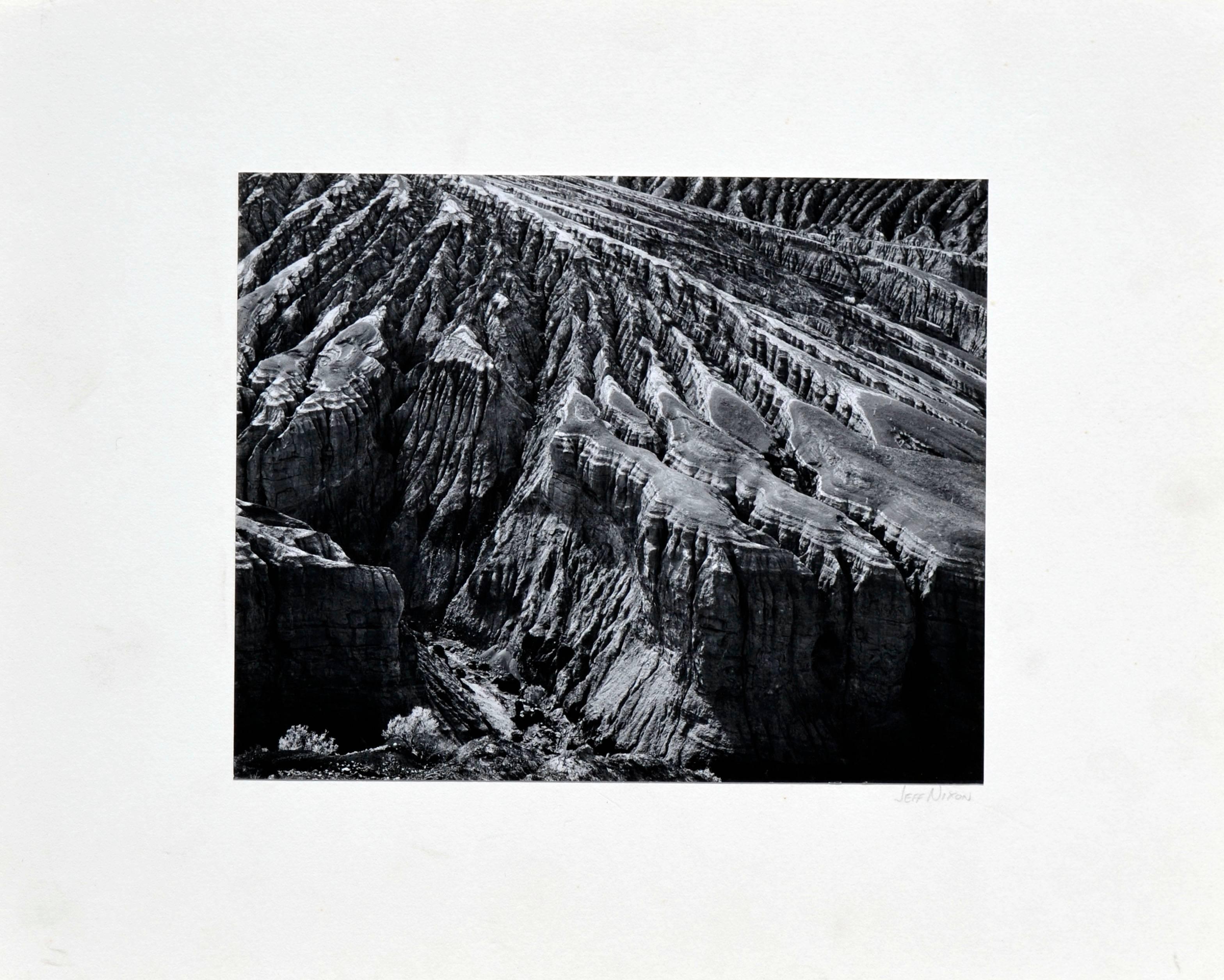 Jeff Nixon Landscape Photograph – "Yeow! Point, Death Valley“ – Abstrakte Schwarz-Weiß-Landschaftsfotografie