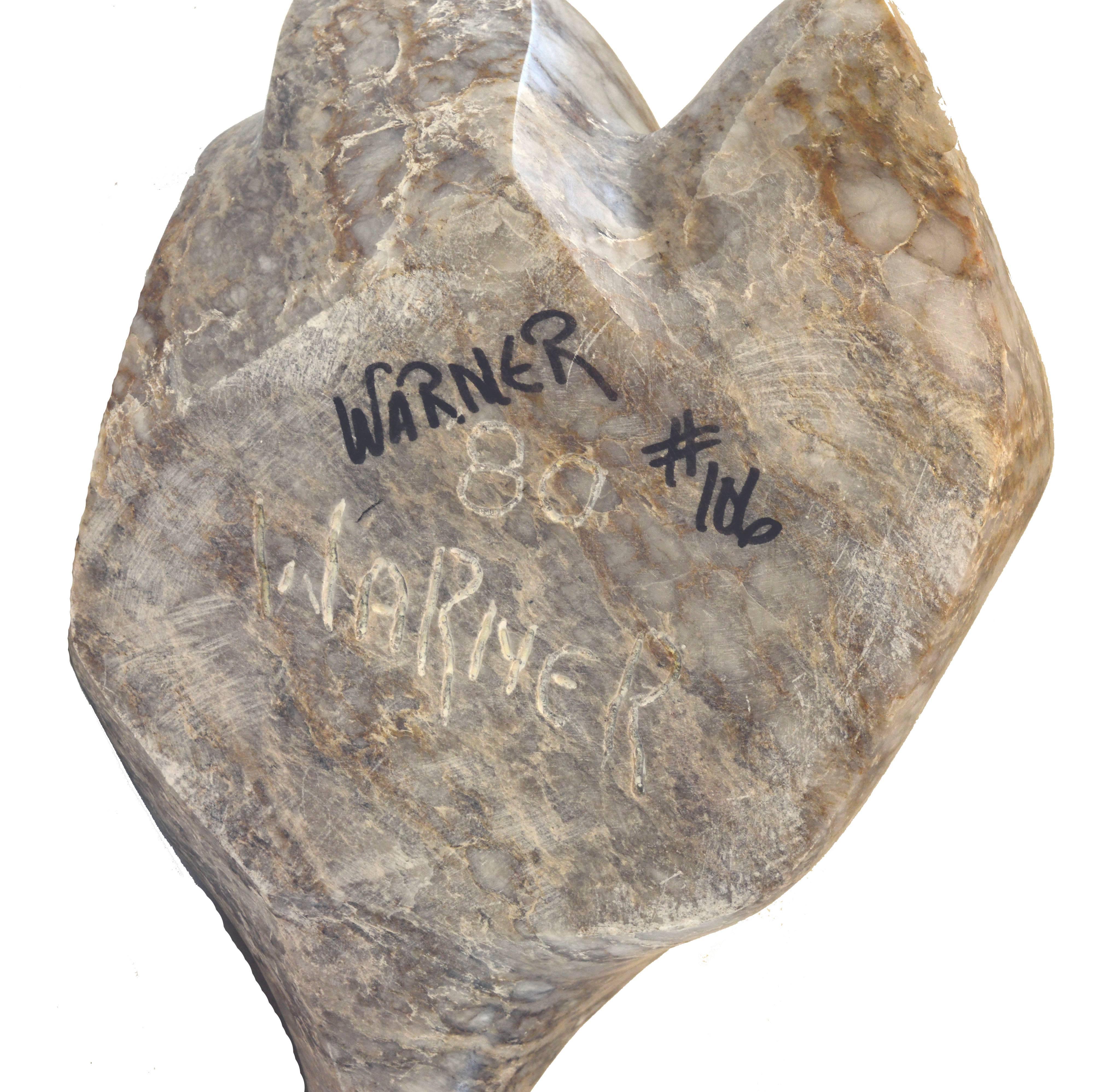 Escultura abstracta moderna del torso de una mujer, firmada y fechada Warner en piedra y rotulador, 