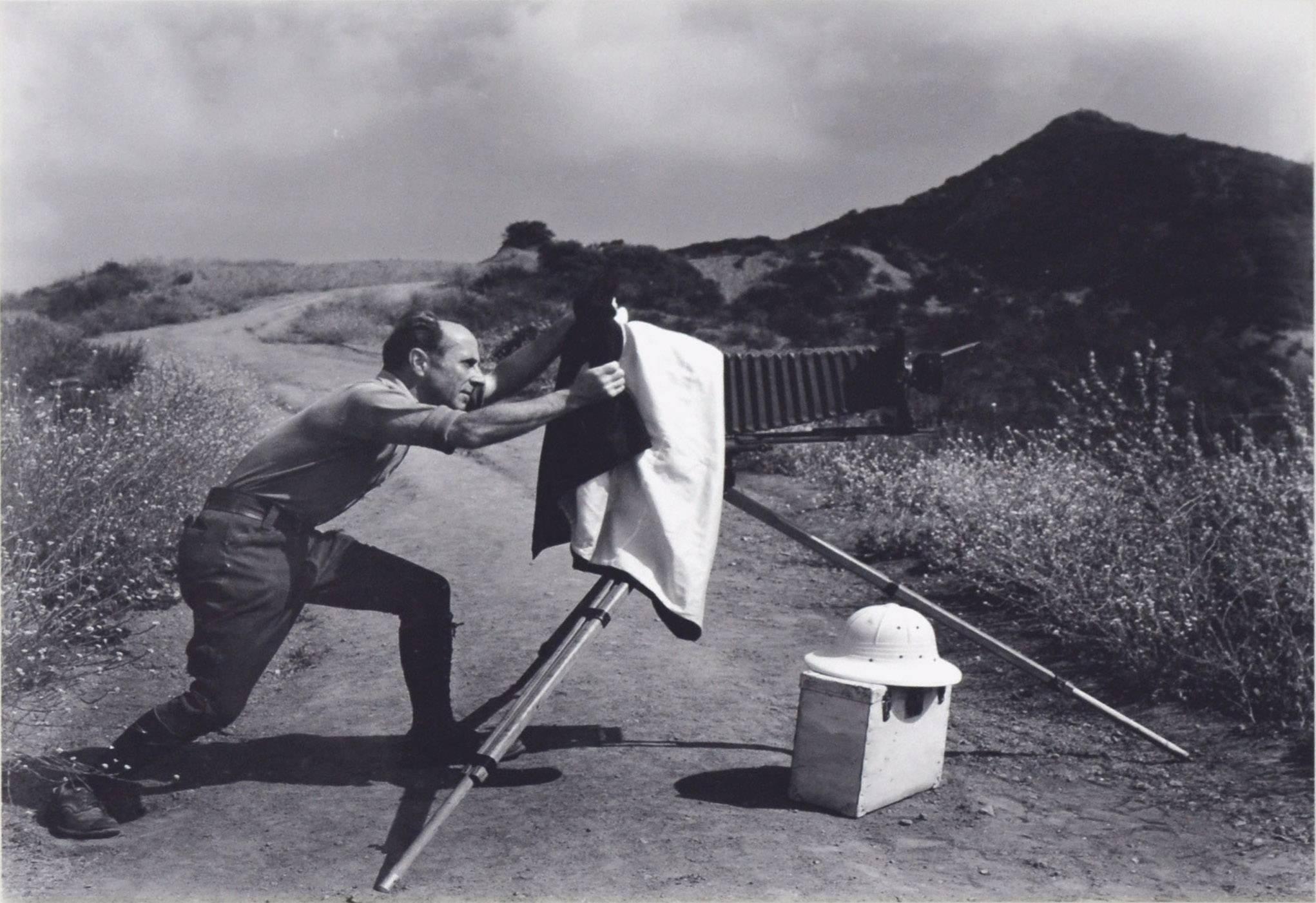 Zeitloses Bild von Edward Weston in Oceano Dunes:: Kalifornien 1947 (gedruckt 1967) von Chandler (Chan) Weston (amerikanisch:: 1910-1995). Ein unretuschierter 8x10-Kontaktdruck von Chandler Weston um 1967. Unten rechts mit Bleistift signiert „Chan