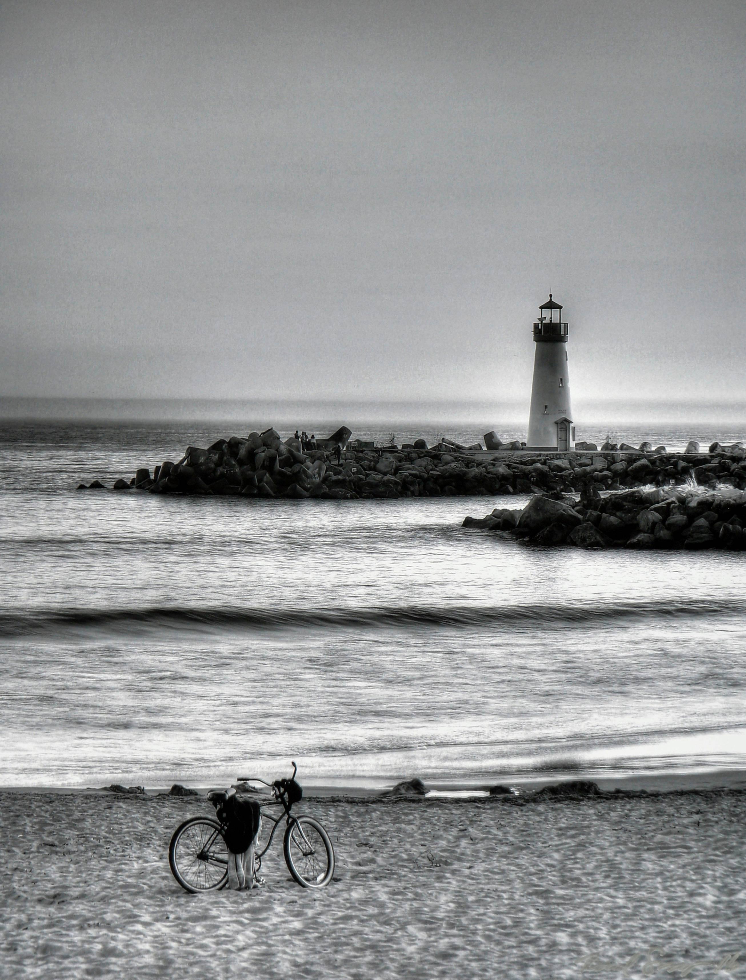 Leuchtturm mit Strandkreuzfahrter – Schwarz-Weiß-Landschaftsfotografie – Photograph von Richard Singer