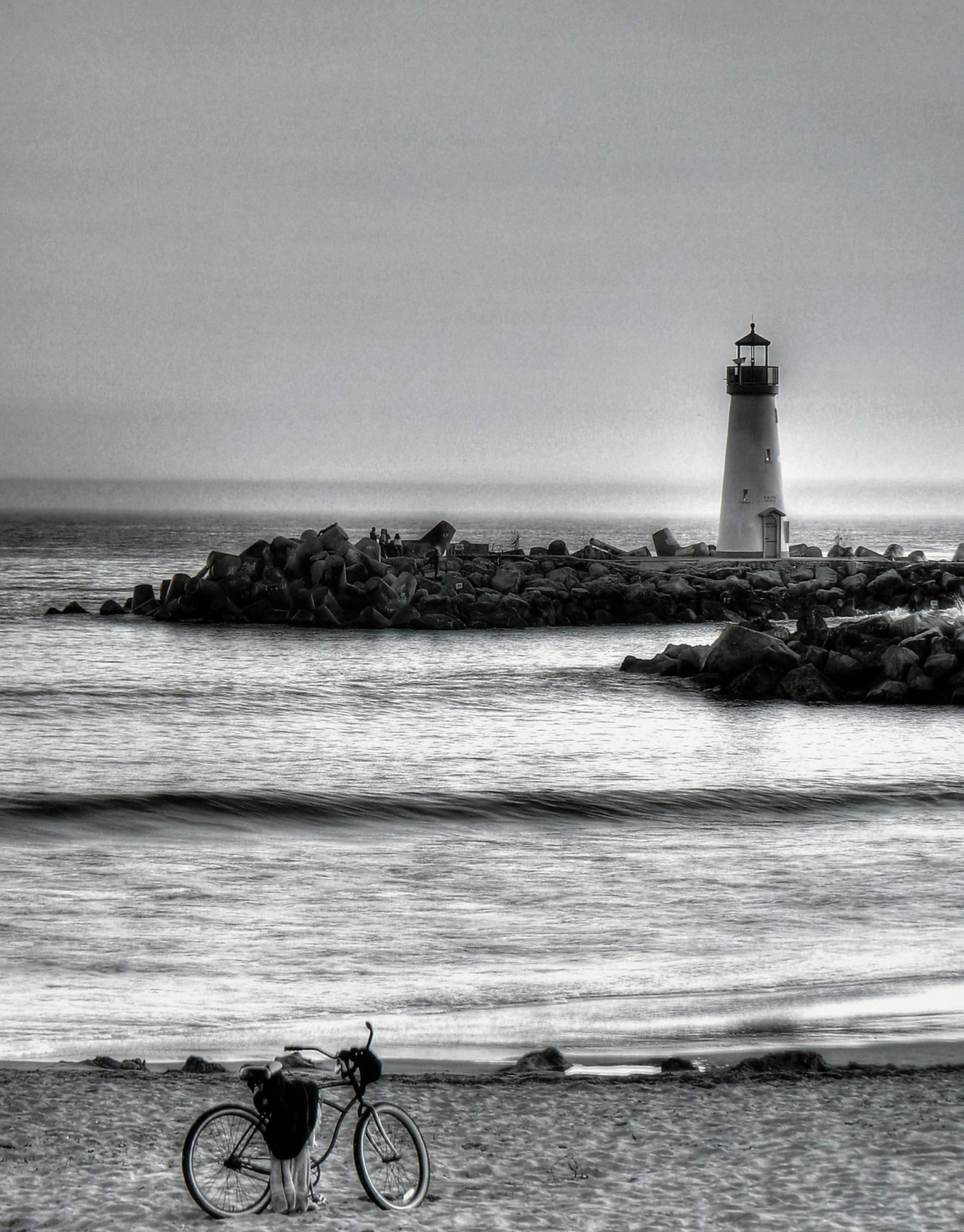 Leuchtturm mit Strandkreuzfahrter – Schwarz-Weiß-Landschaftsfotografie (Realismus), Photograph, von Richard Singer