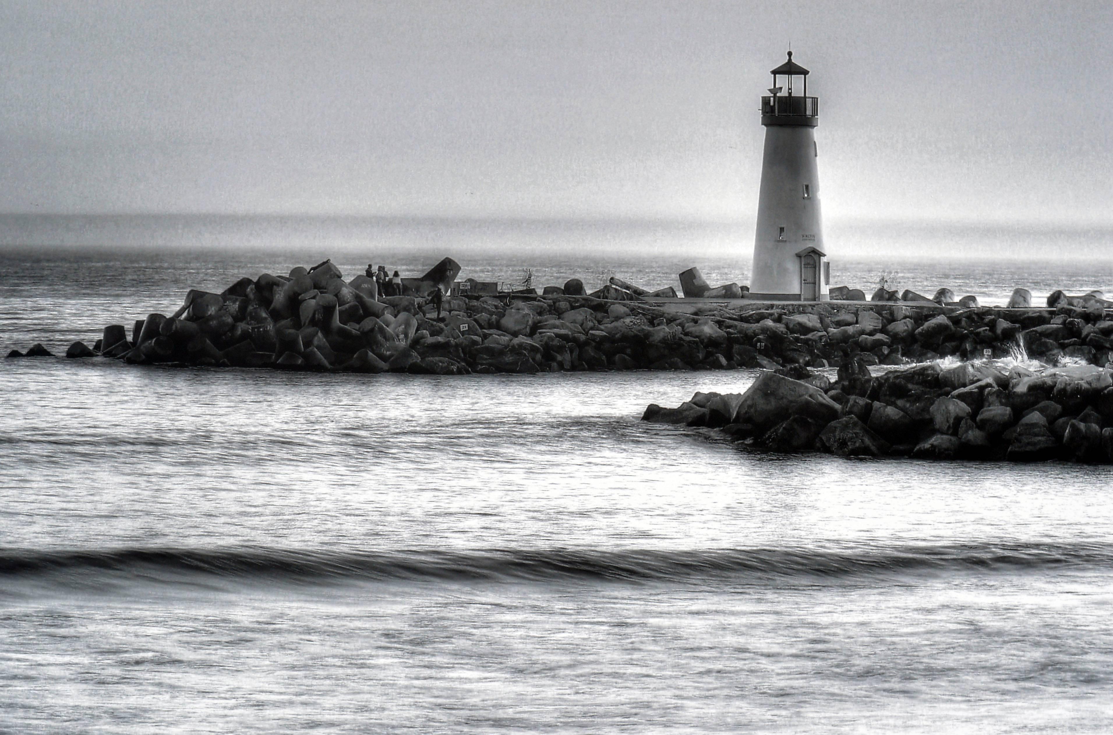 Leuchtturm mit Strandkreuzfahrter – Schwarz-Weiß-Landschaftsfotografie (Grau), Black and White Photograph, von Richard Singer