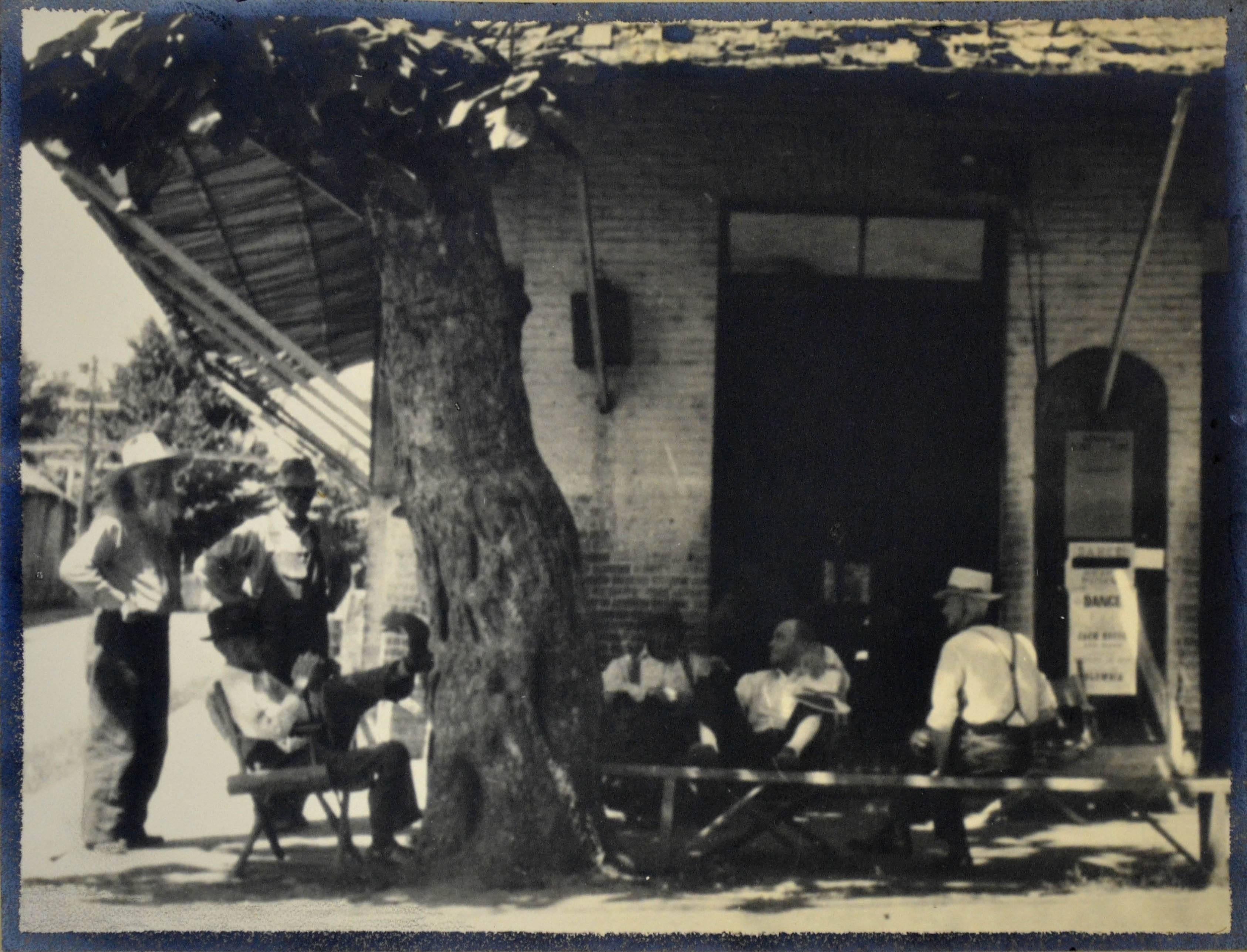 Fotografie des frühen 20. Jahrhunderts – Sidewalk Club of the Motherlode – Photograph von Sigismund Blumann