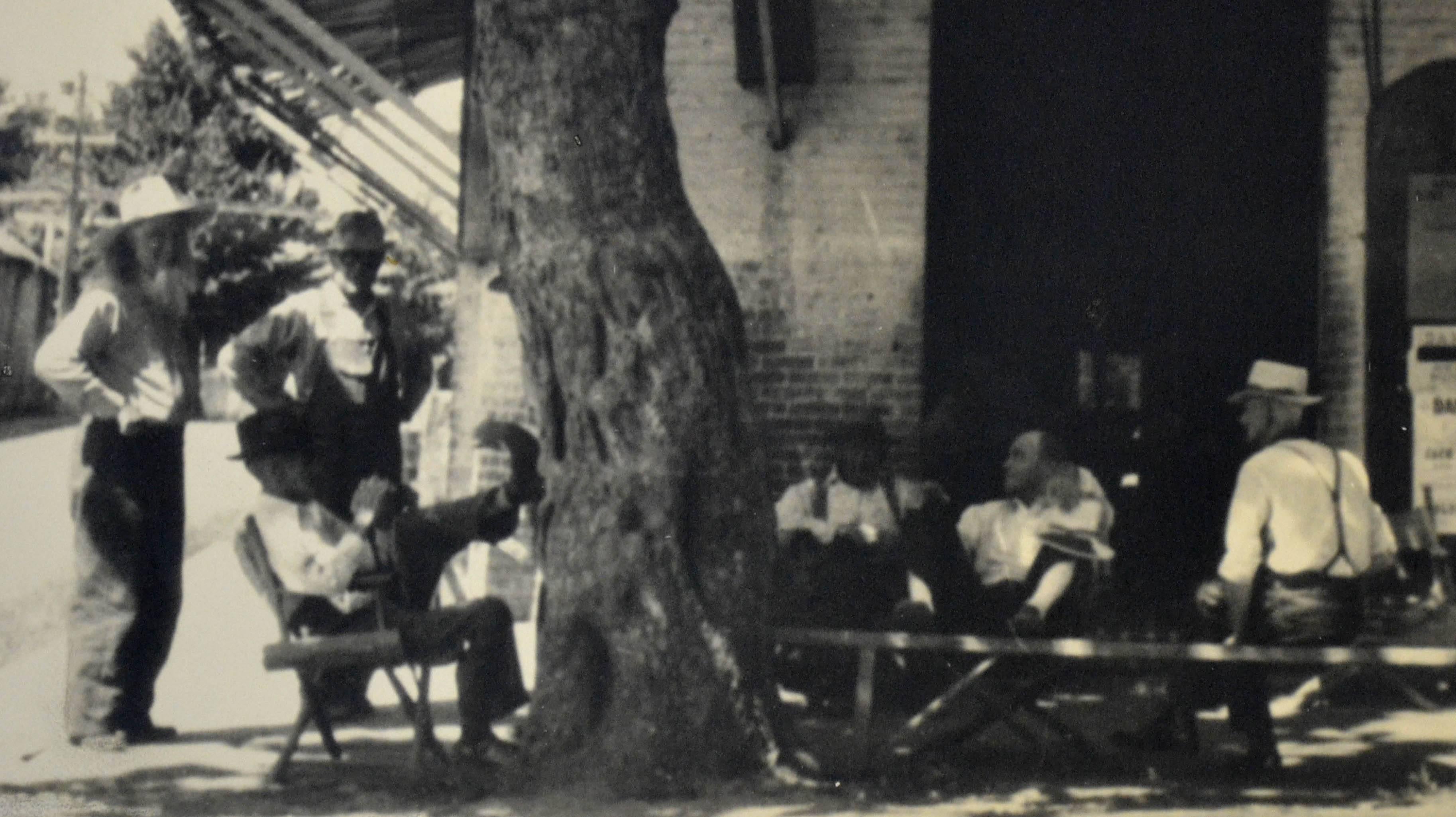Photographie du début du XXe siècle - Sidewalk Club of the Motherlode en vente 1