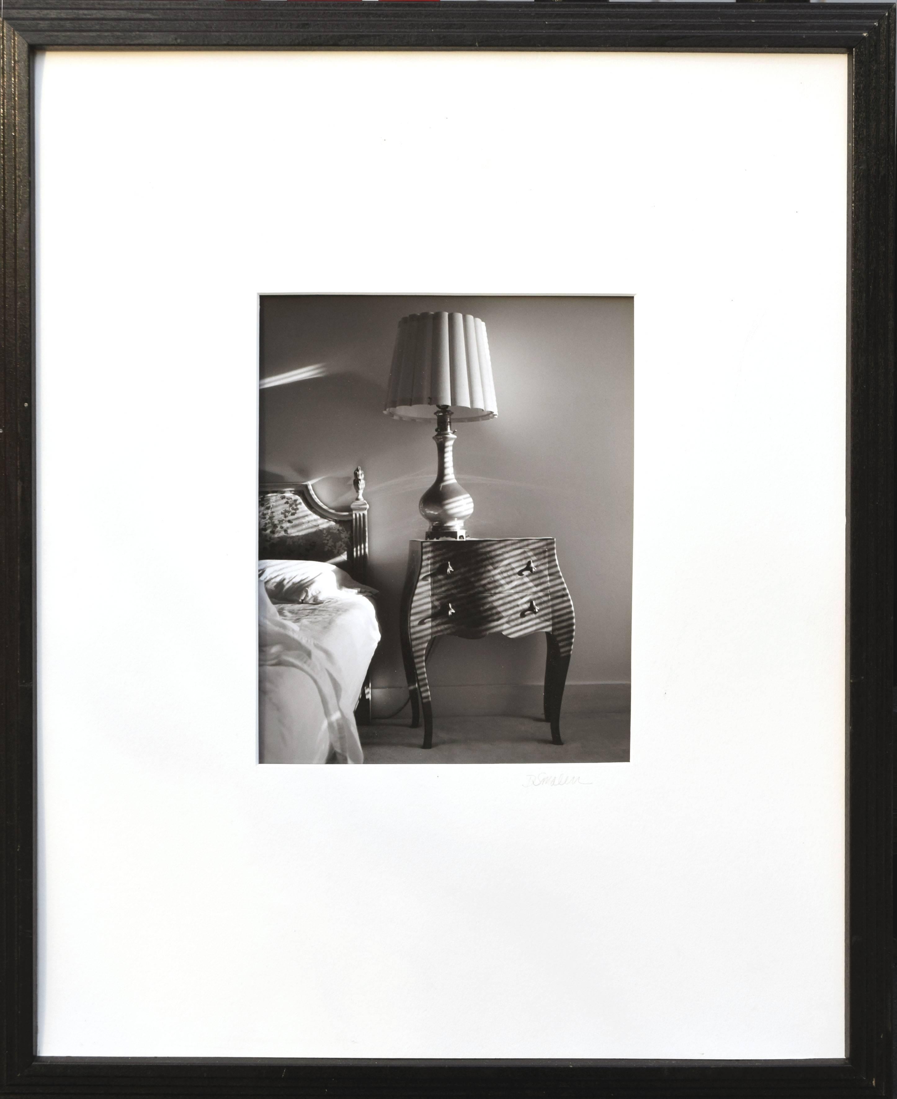 Table avec lampe - Photographie d'intérieur de chambre à coucher noire et blanche - Gris Still-Life Photograph par D. Smalen