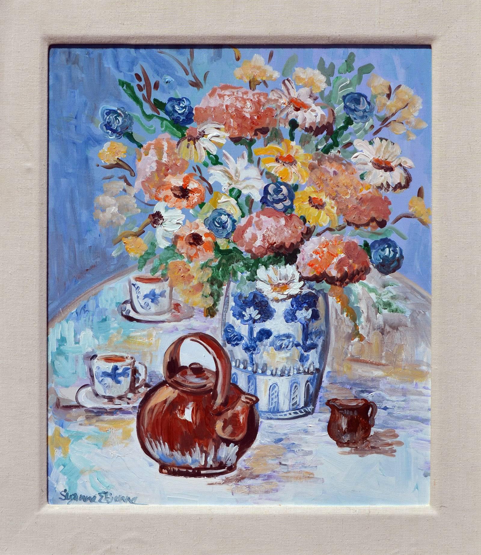 Blumenvase und Teekanne Stillleben – Painting von Susanne E. Benne