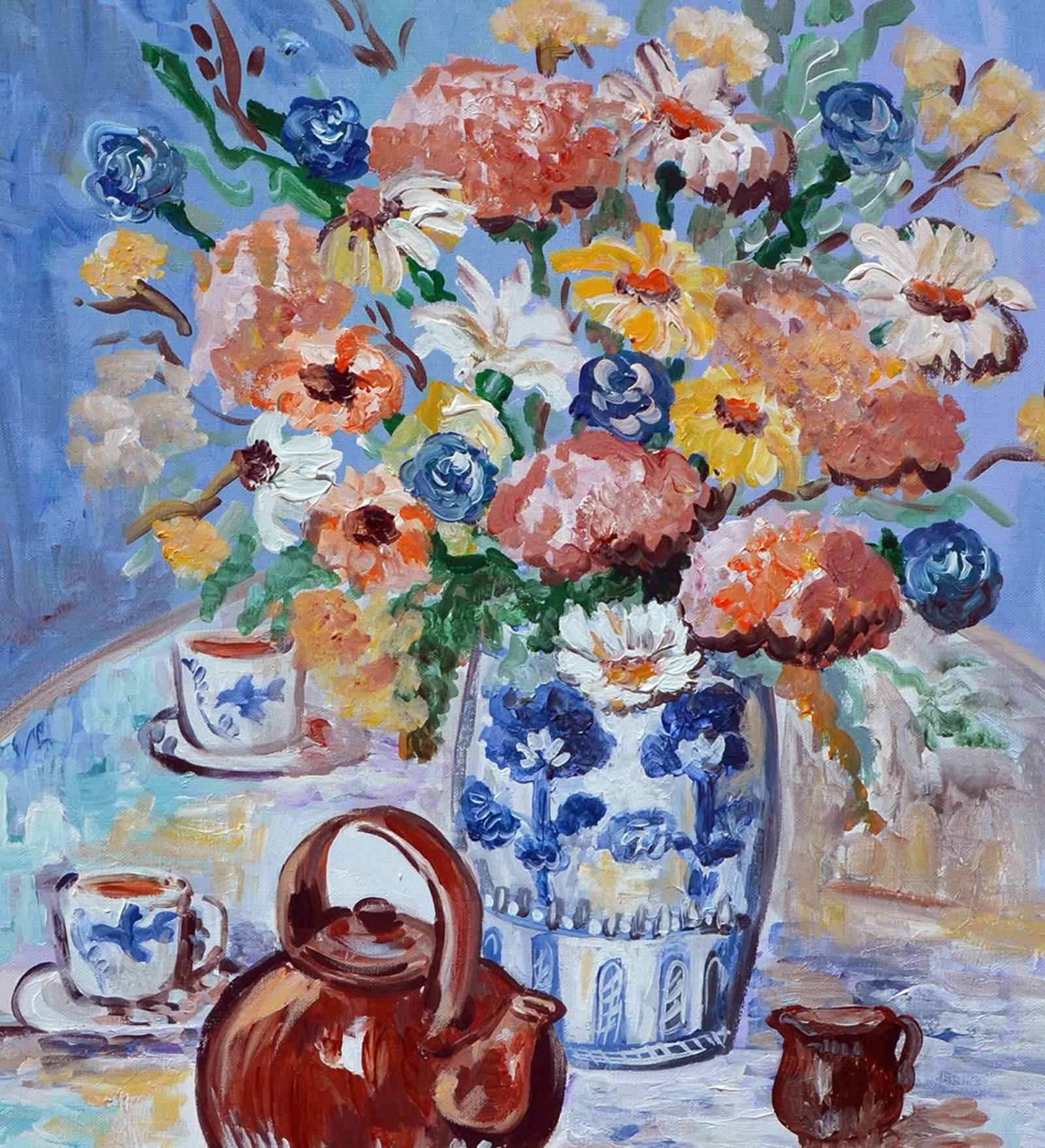 Blumenvase und Teekanne Stillleben (Grau), Still-Life Painting, von Susanne E. Benne