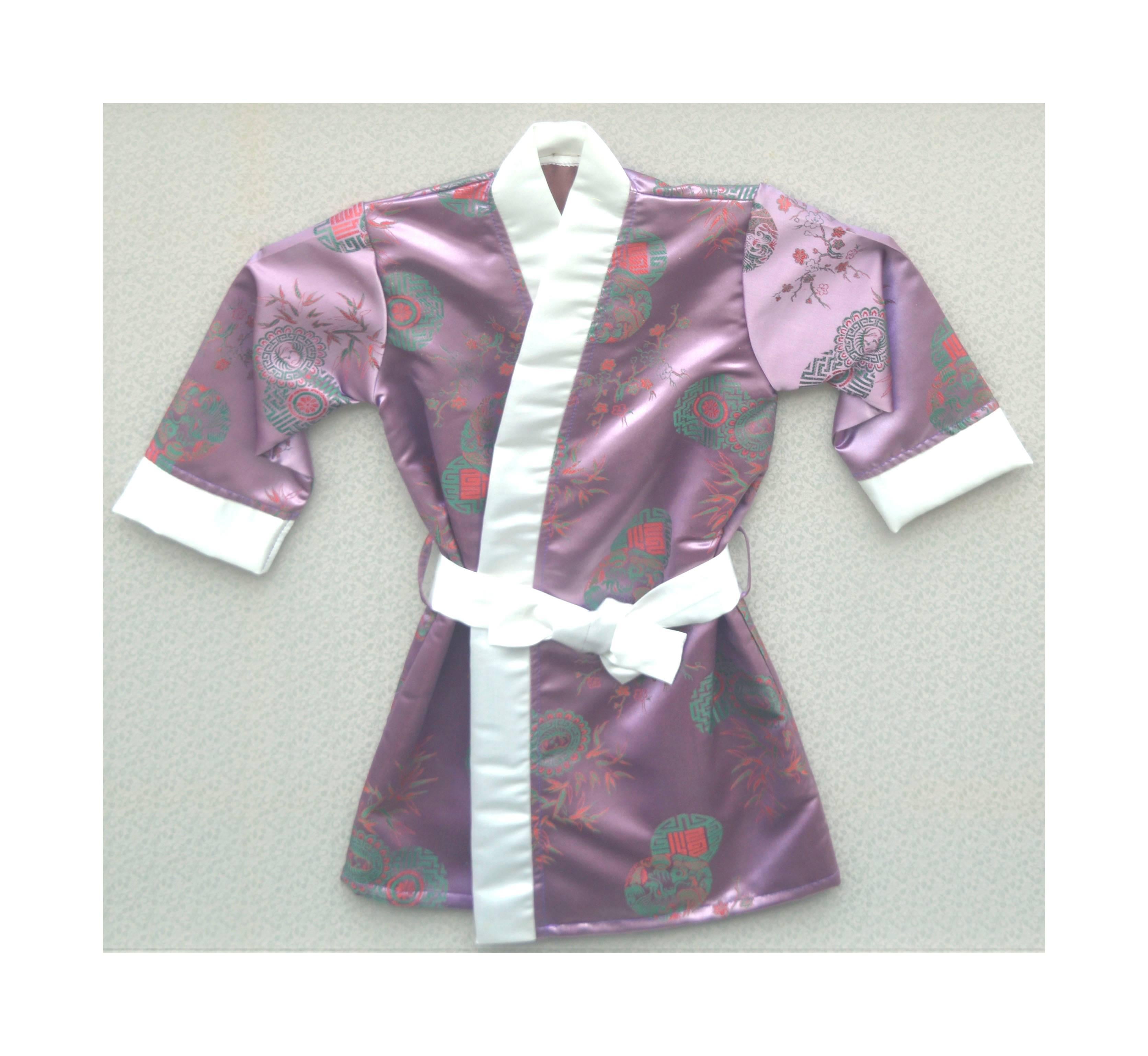 Robe kimono d'enfant vintage en soie avec cadre mural  - Autres styles artistiques Art par Unknown