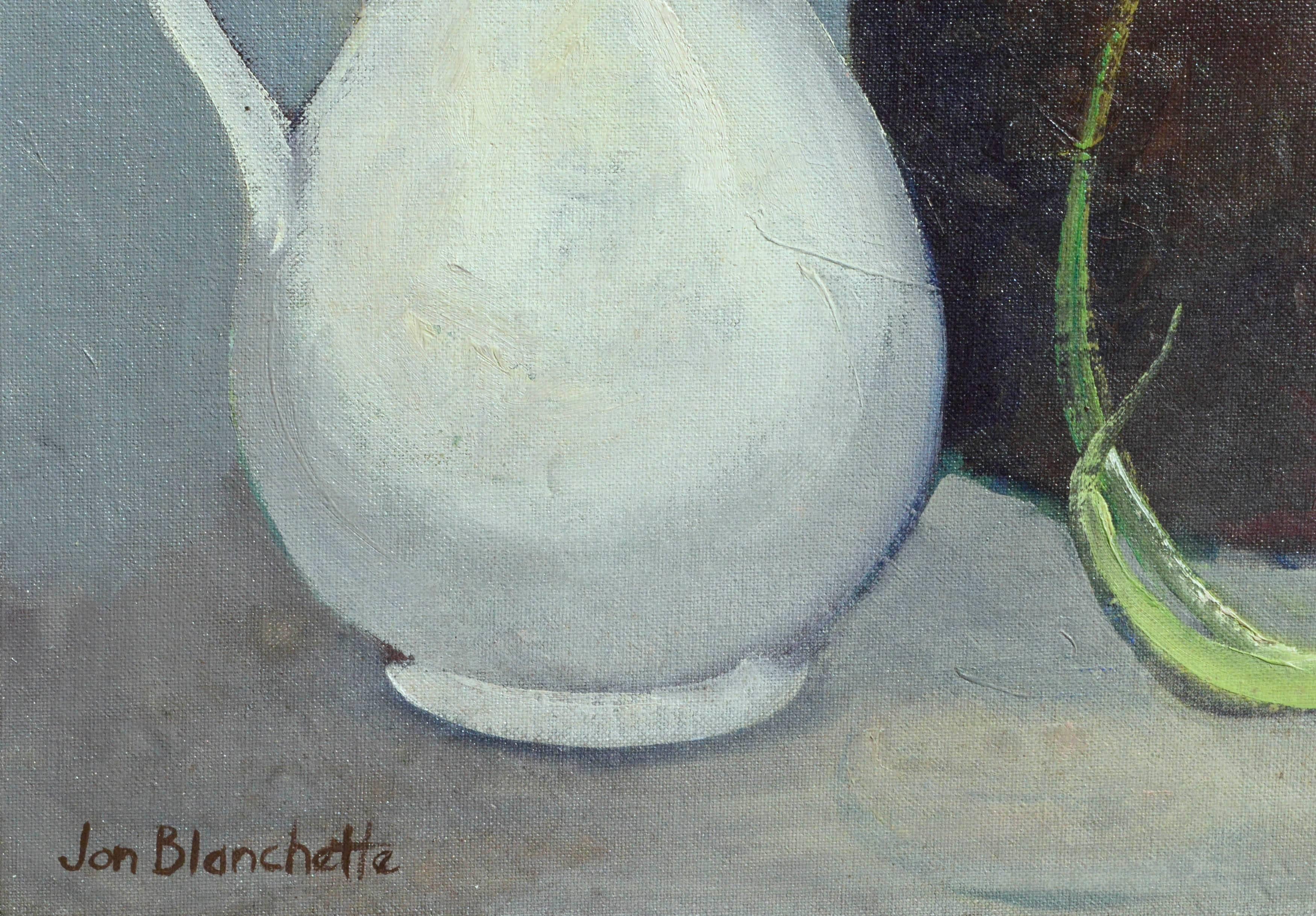 Weißer Krug, brauner Krug und Zwiebel Stillleben aus der Mitte des Jahrhunderts (Amerikanischer Impressionismus), Painting, von Jon Blanchette