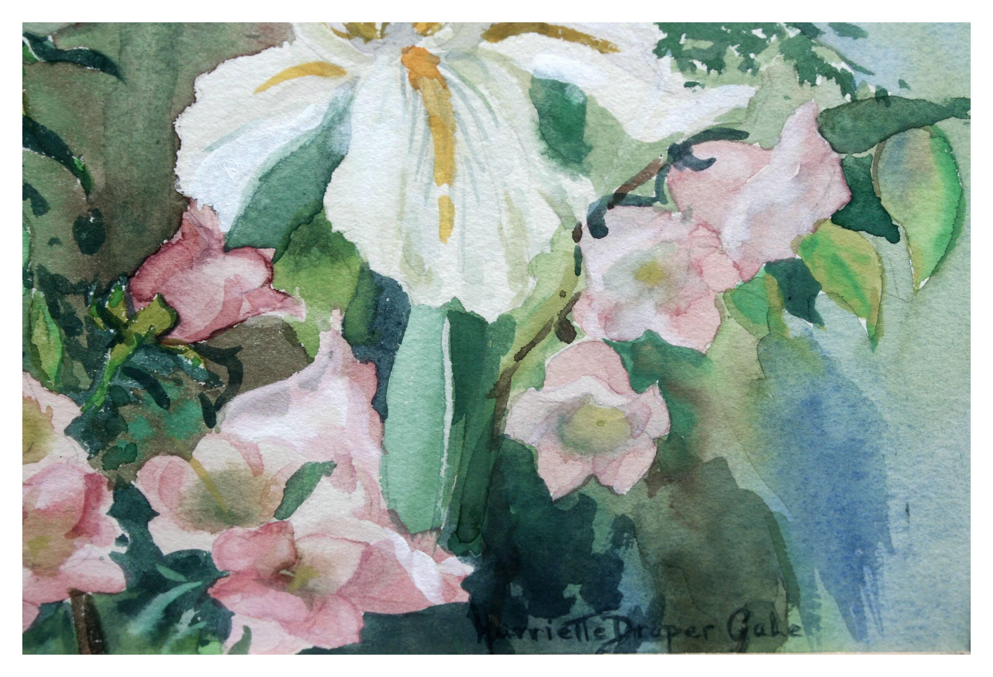 Weißer weißer Iris- und Frühlingsblumenstrauß, geblümtes Stillleben aus der Mitte des Jahrhunderts  (Grau), Still-Life, von Harriette Draper Gale