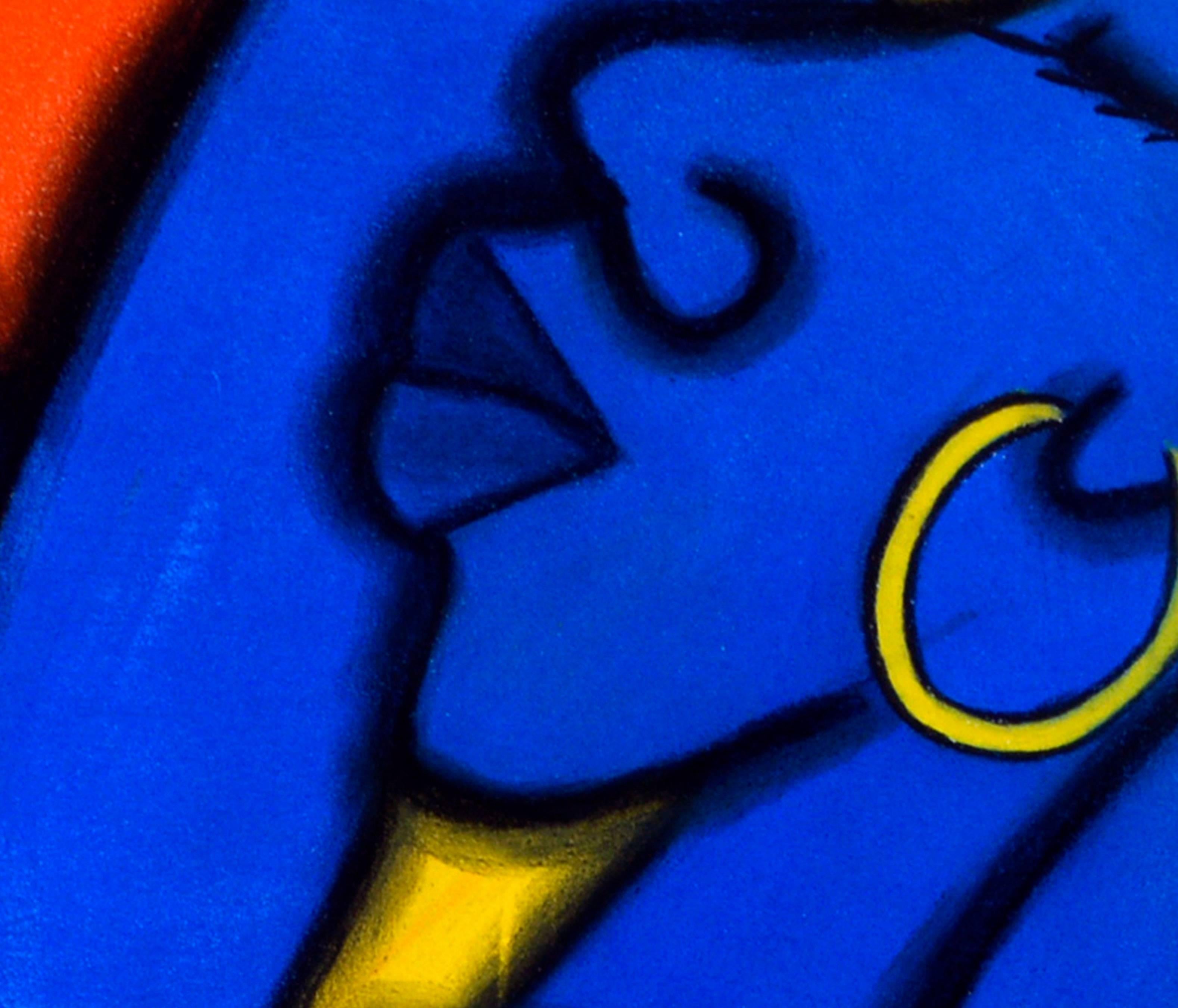 Woman with Hoop Ohrring - Blaues Gesicht Figurative Abstrakte Frau (Grau), Figurative Art, von Kelvin Curry
