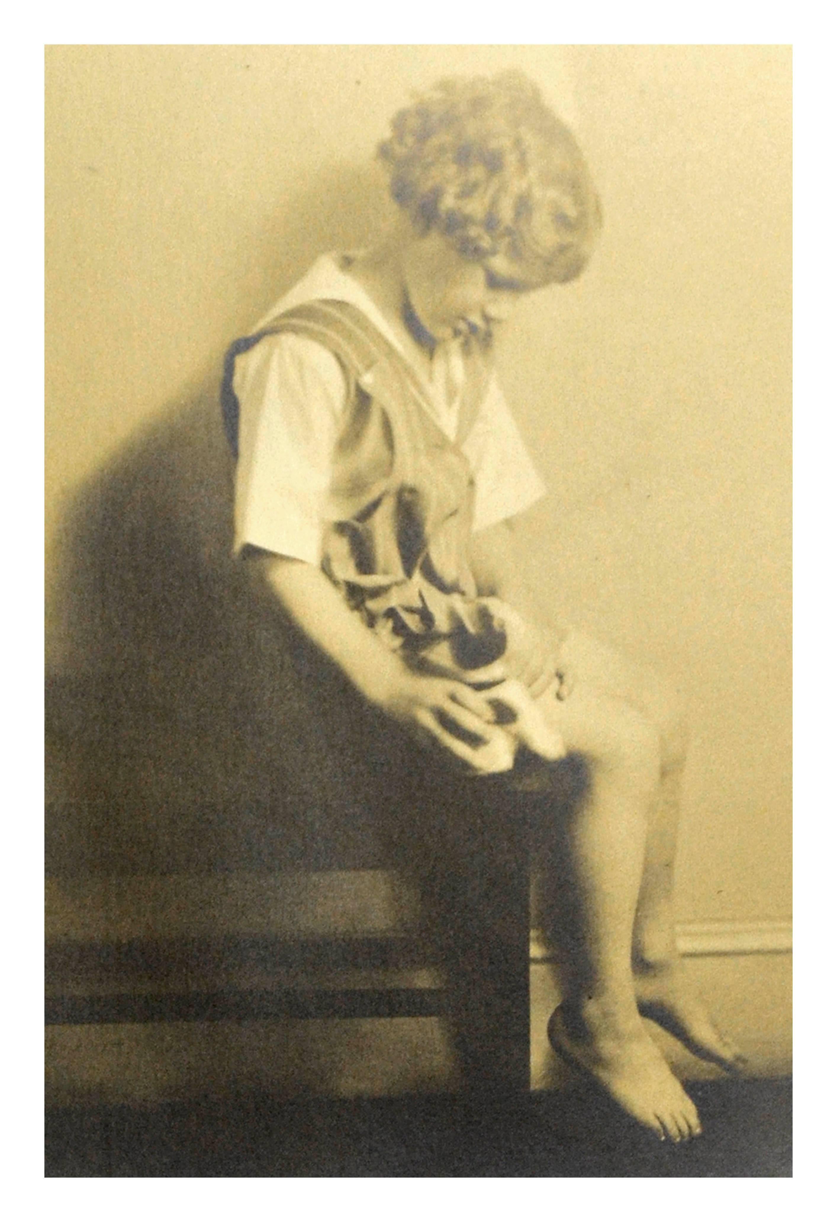 Porträt eines jungen Mädchens (Beige), Figurative Photograph, von Richard Dooner