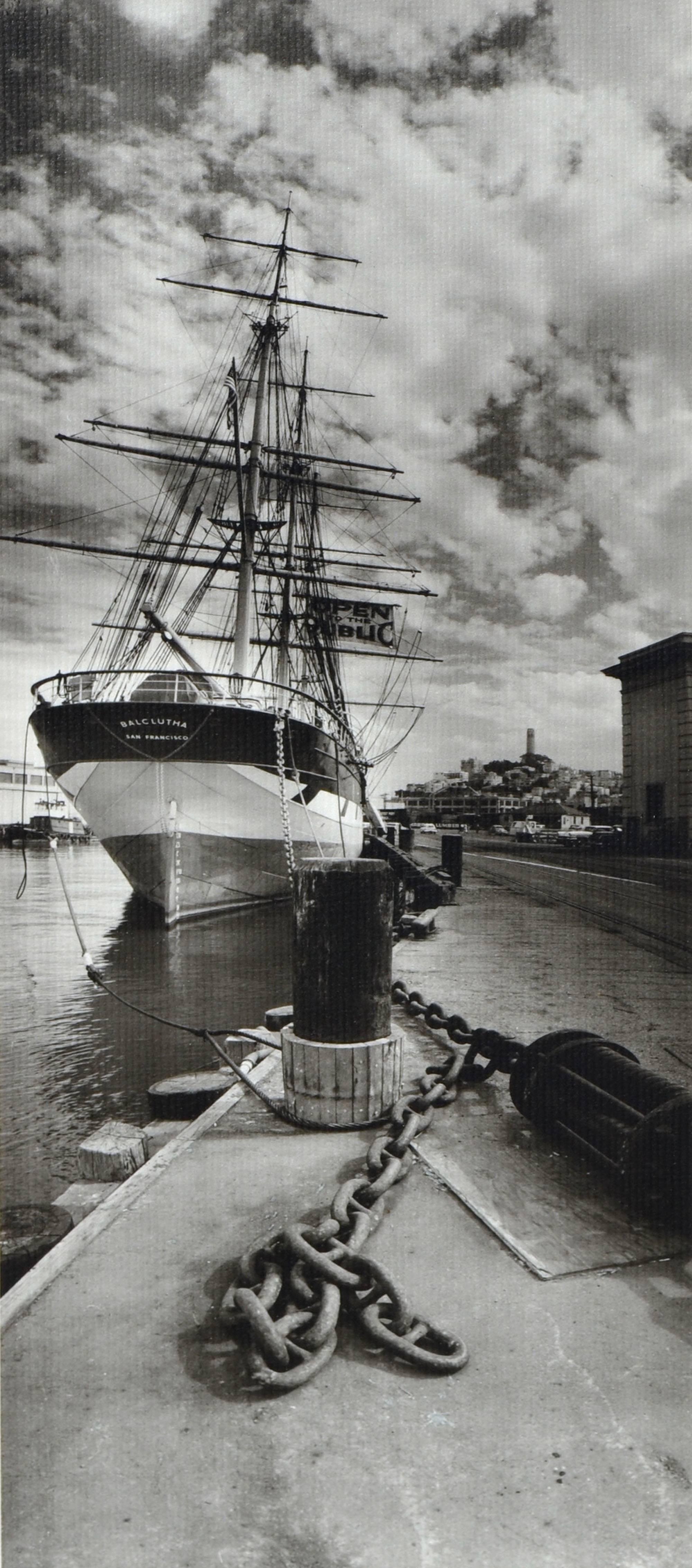 Schiff im Dock - 1960er San Francisco Maritime Schwarz-Weiß-Fotografie  – Photograph von Gene Wright