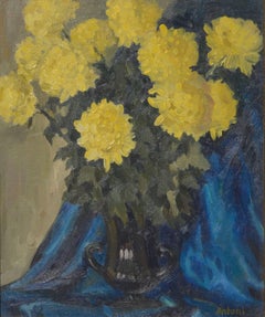 Crisantemos amarillos con paño azul - Bodegón floral de mediados de siglo