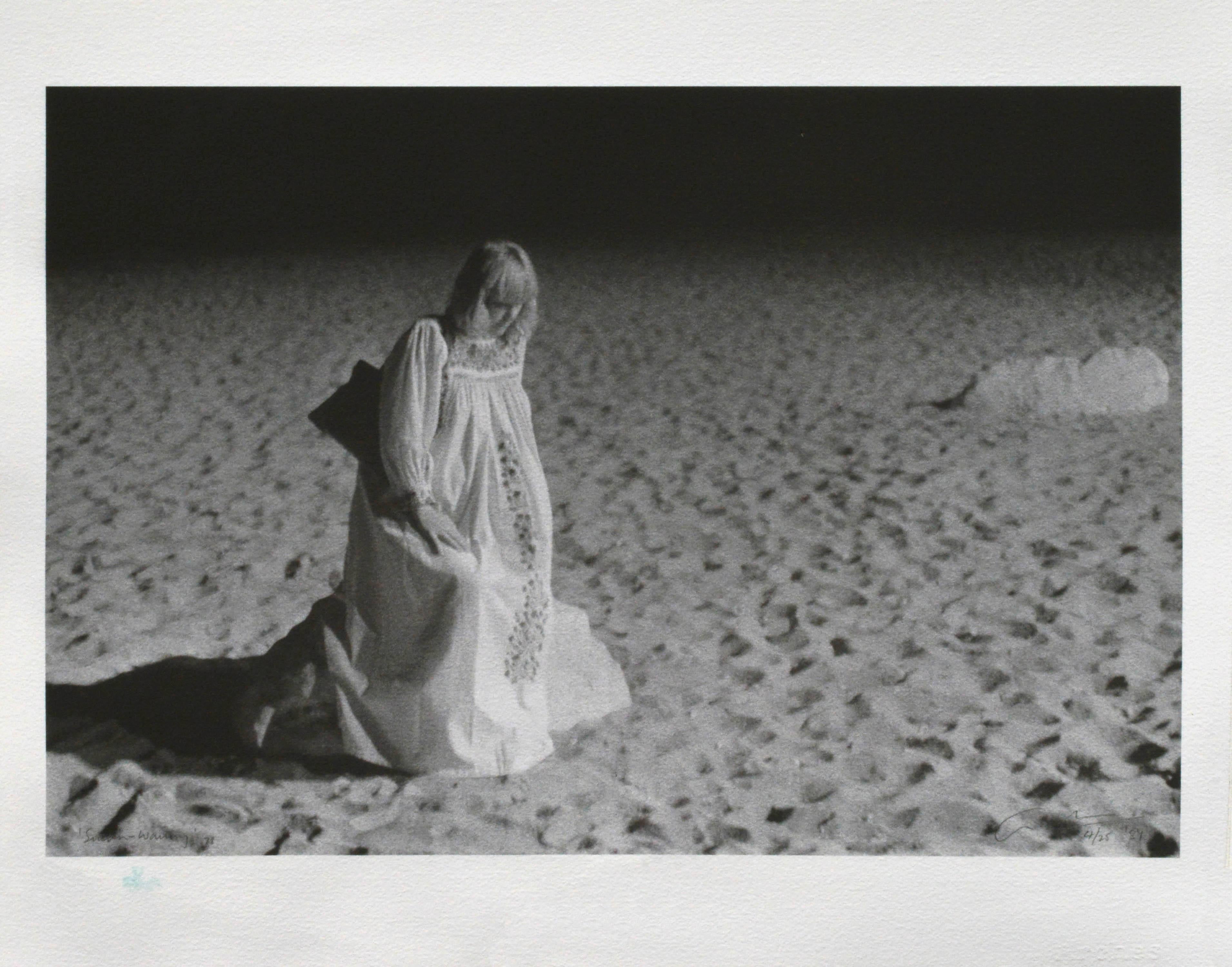 Graham Nash Black and White Photograph – ""Susan - Warte '78" -  Figurative Schwarz-Weiß-Fotografie, 4/25