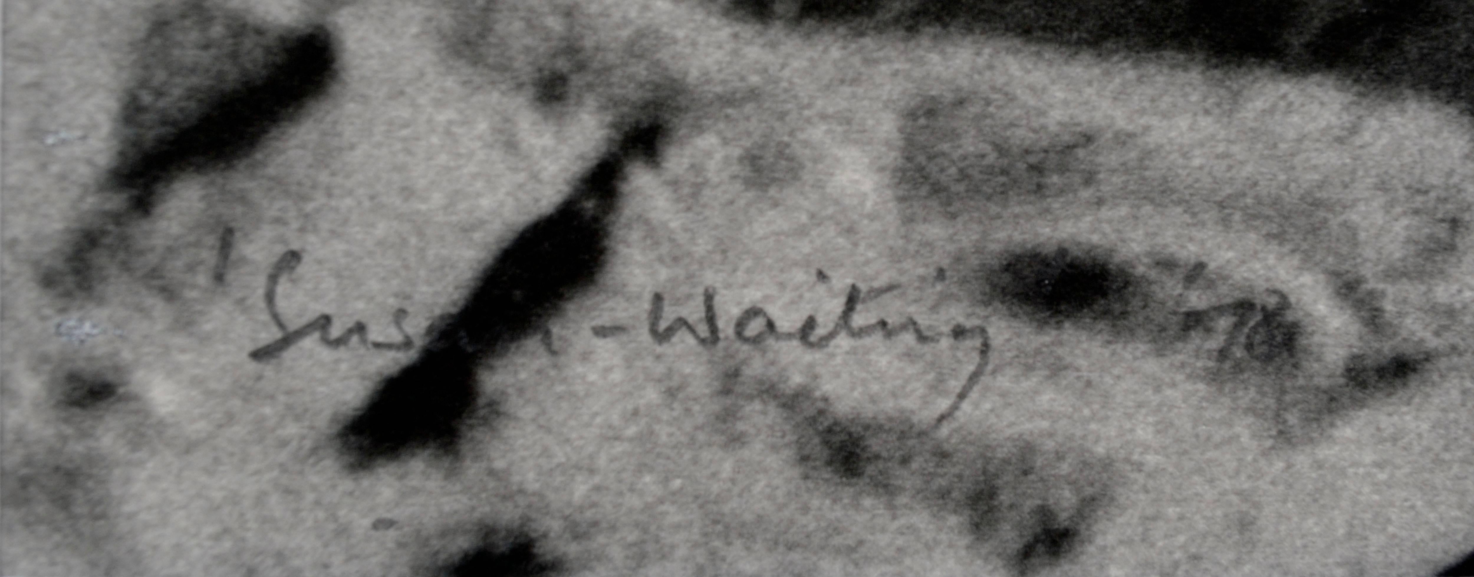„Susan – Waiting '78“ –  Figurative Schwarz-Weiß-Fotografie, 13/25 (Grau), Black and White Photograph, von Graham Nash