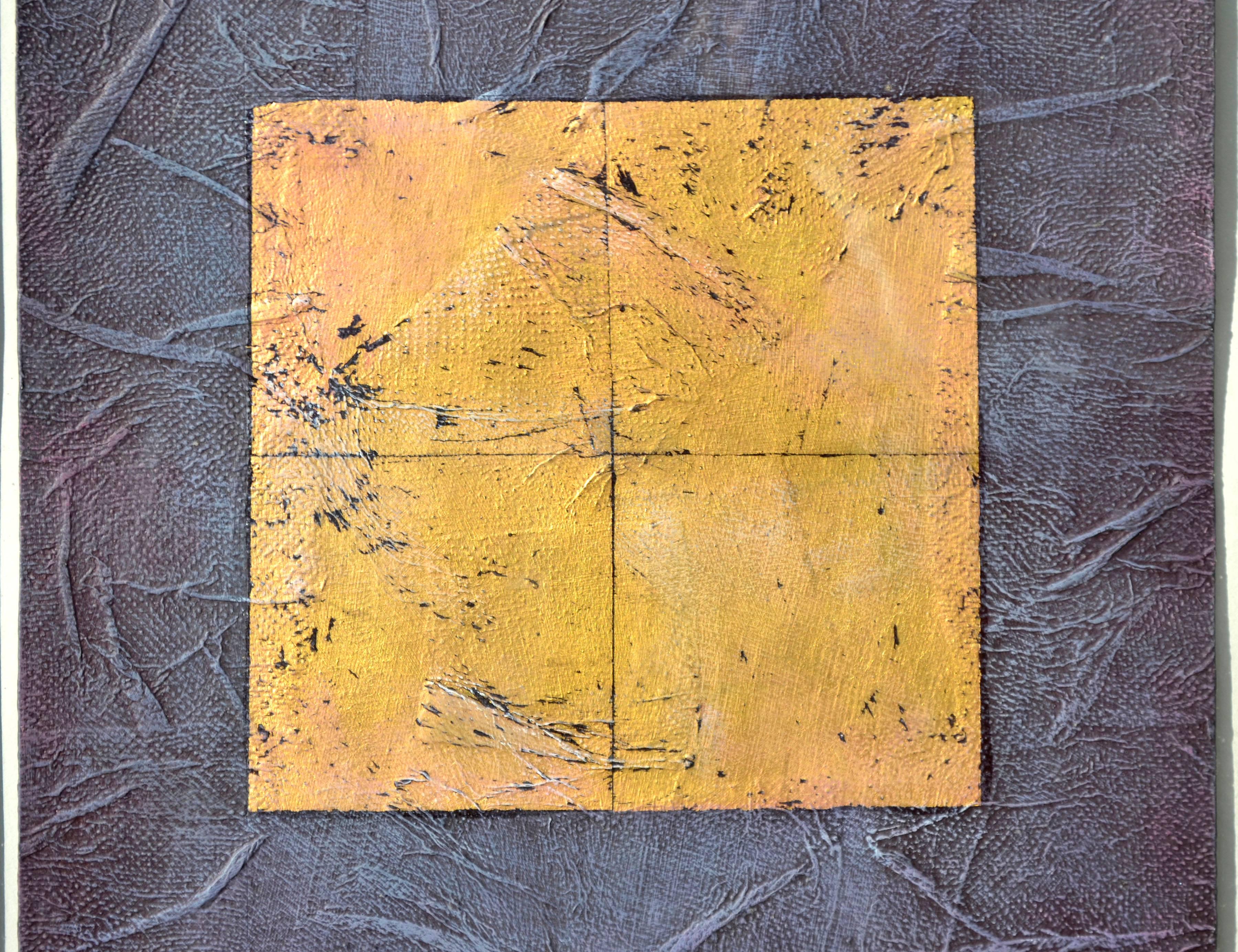 Abstraktes Mischtechnikbild in Lila und Gold mit reflektierendem Goldquadrat und stark strukturierter Oberfläche von der Künstlerin und Architektin Peg Denney (Amerikanerin, 20. Jahrhundert). Signiert und datiert vom Künstler unten rechts.