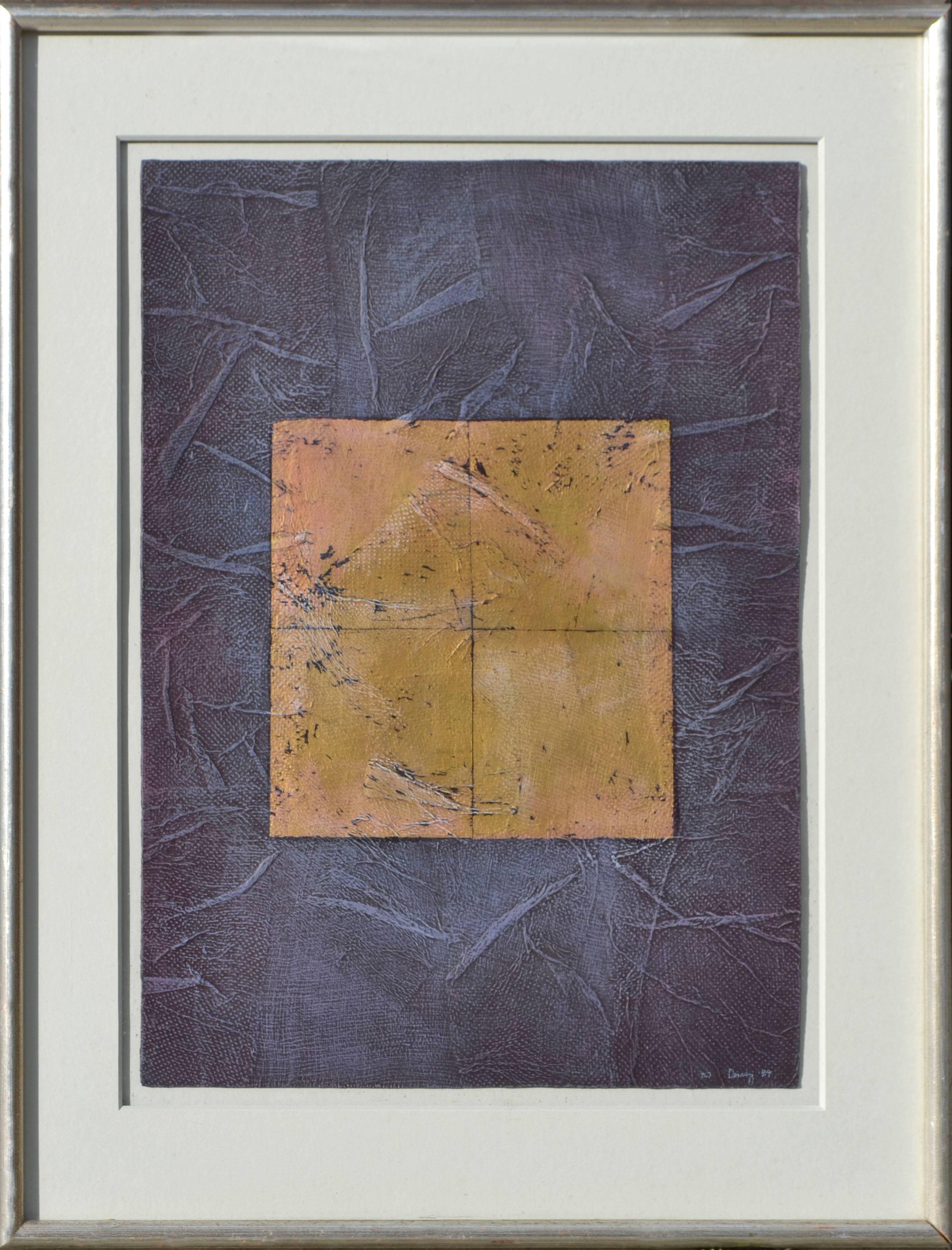 Technique mixte abstraite violette et dorée - Mixed Media Art de Peg Denney
