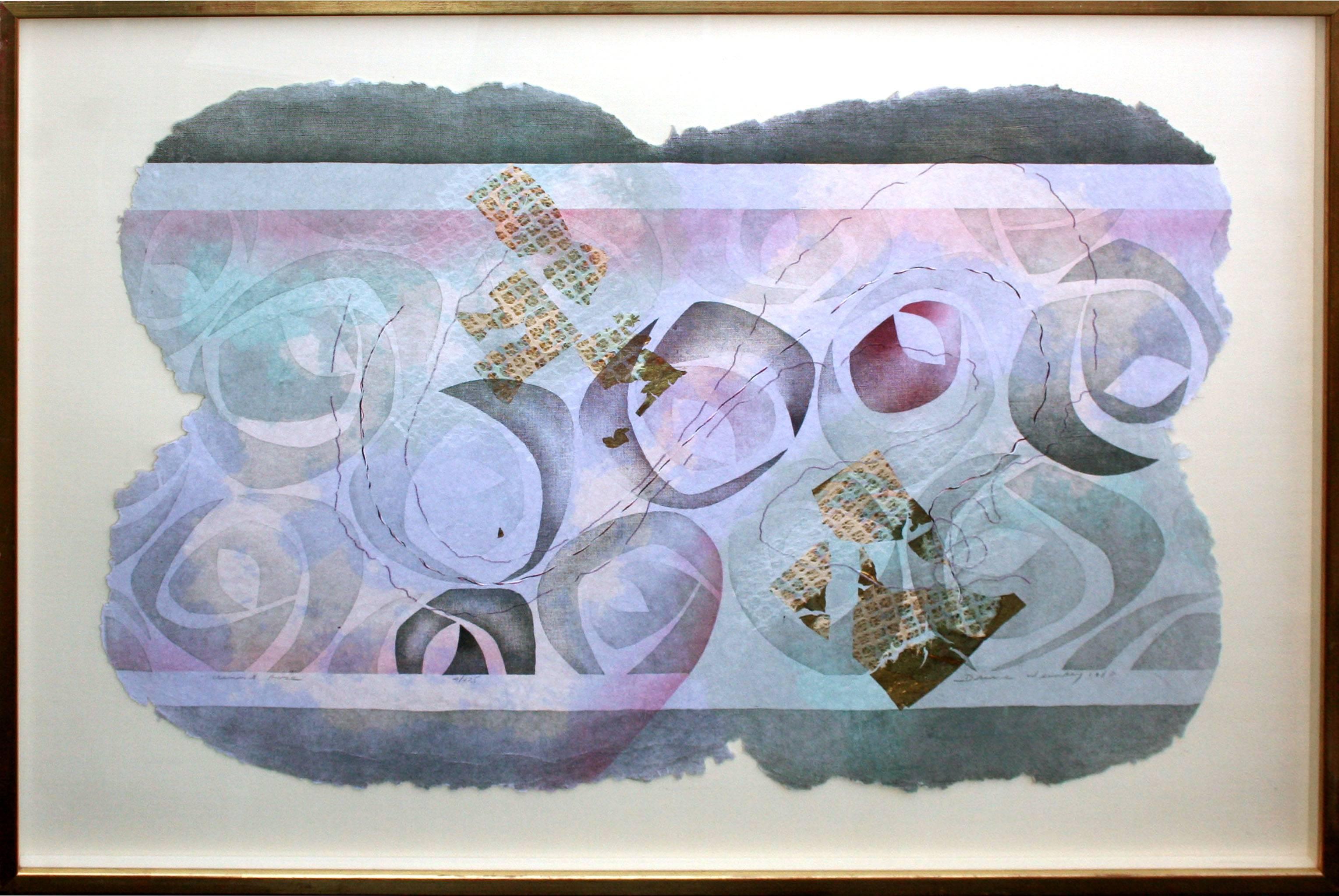 "Crescent Rose" Mixed Media Handmade Paper Aquarell Abstrakt von Bruce Weinberg

Sanfte Lavendelfarben, Magentatöne und Grautöne, hervorgehoben durch violette Fäden und Blattgold, vermischen sich zu einem sanften und lieblichen abstrakten Werk des