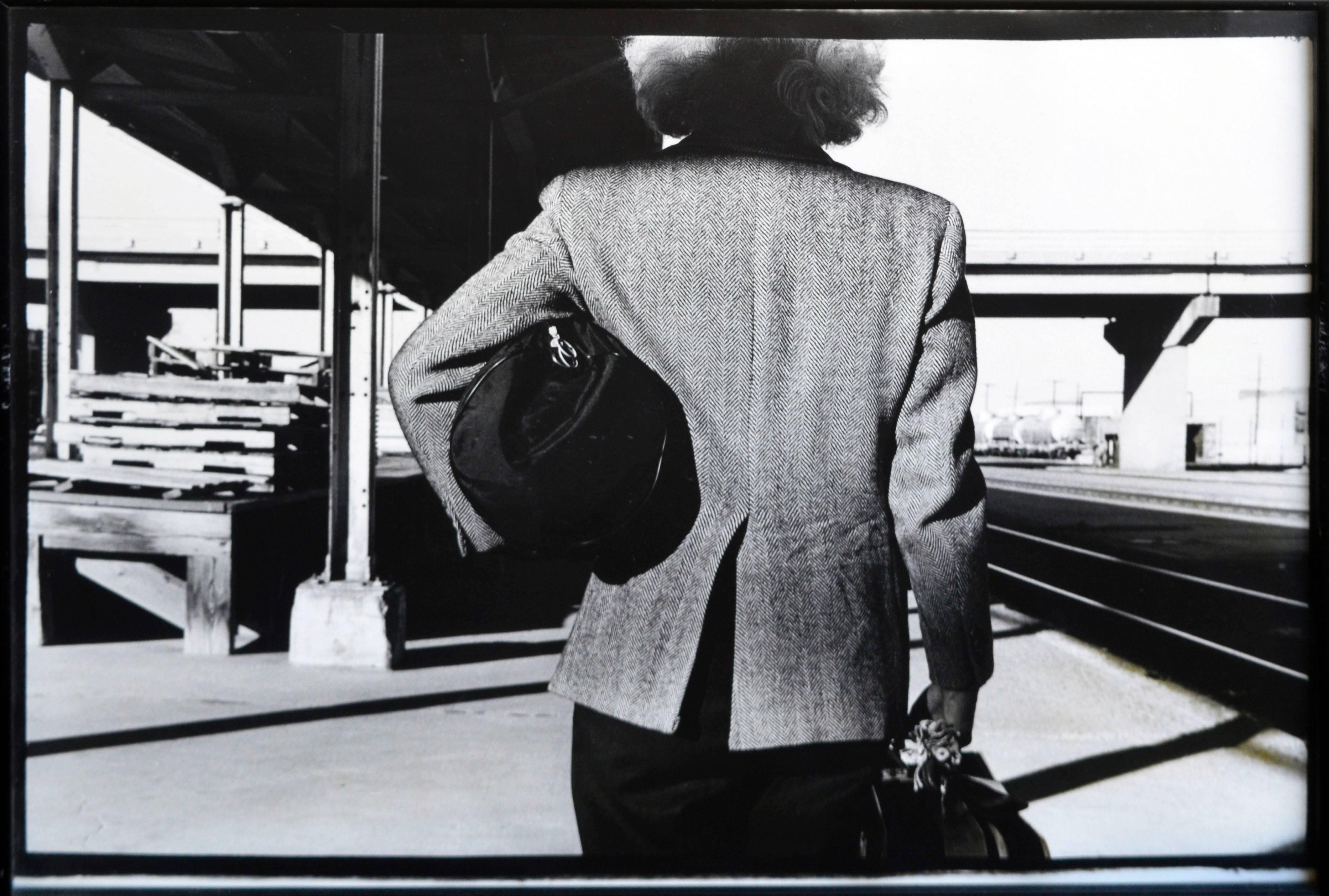 Série photographique « Arrival ou Departure » (After Hitchcock)  - Photograph de Betty Hahn