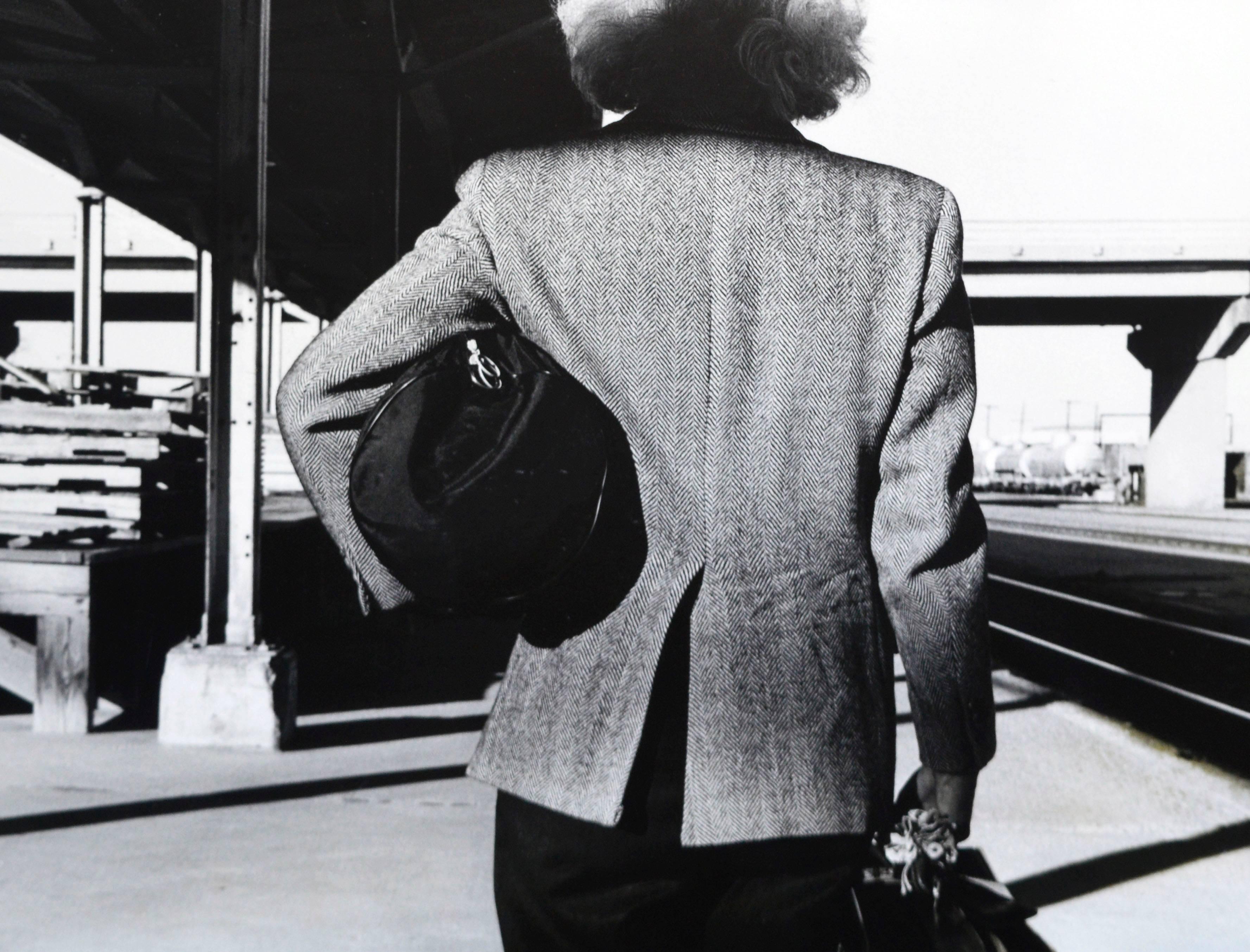 Série photographique « Arrival ou Departure » (After Hitchcock)  - Gris Black and White Photograph par Betty Hahn