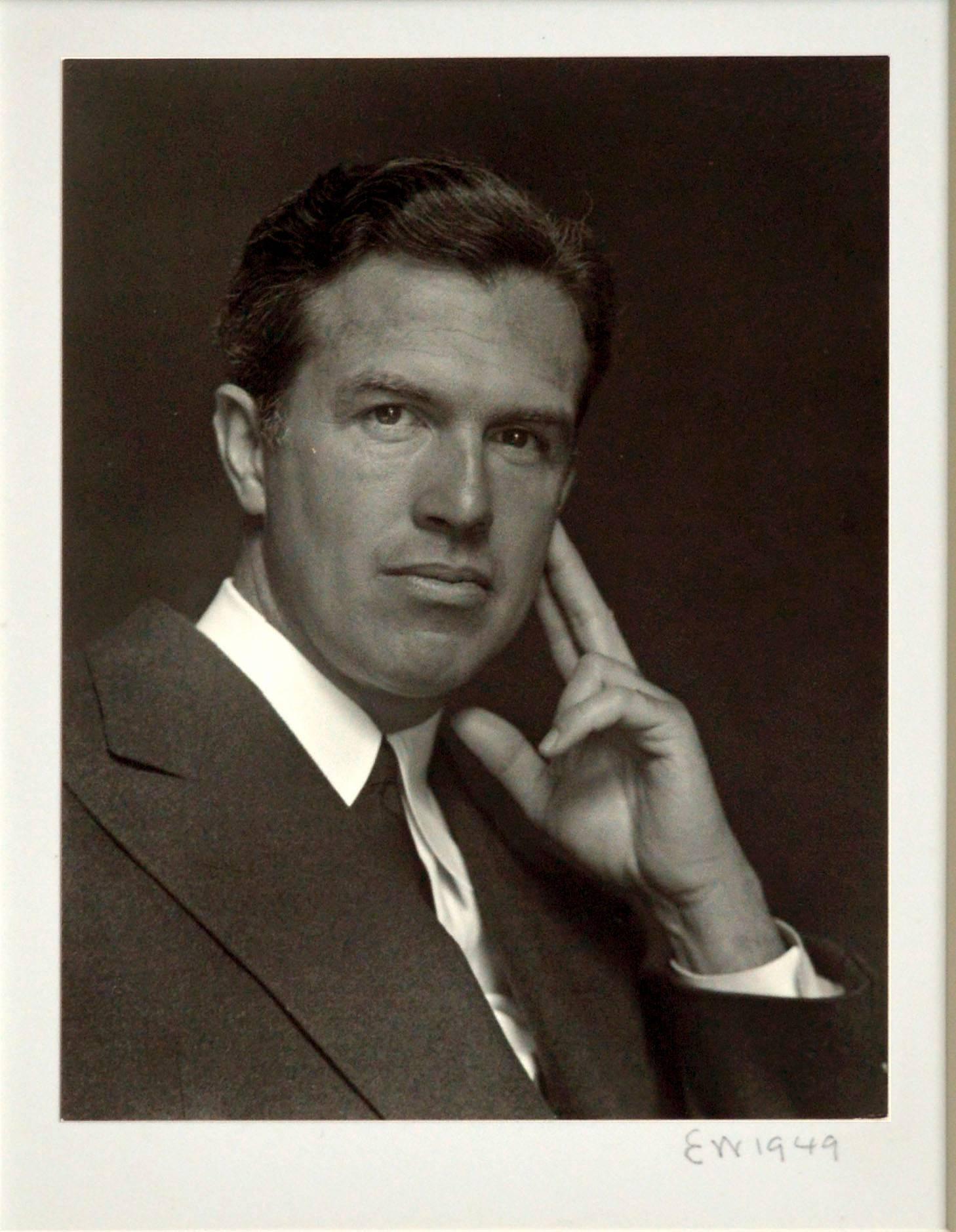 Porträt eines Mannes, Schwarz-Weiß-Fotografie aus der Mitte des Jahrhunderts – Photograph von Edward Weston