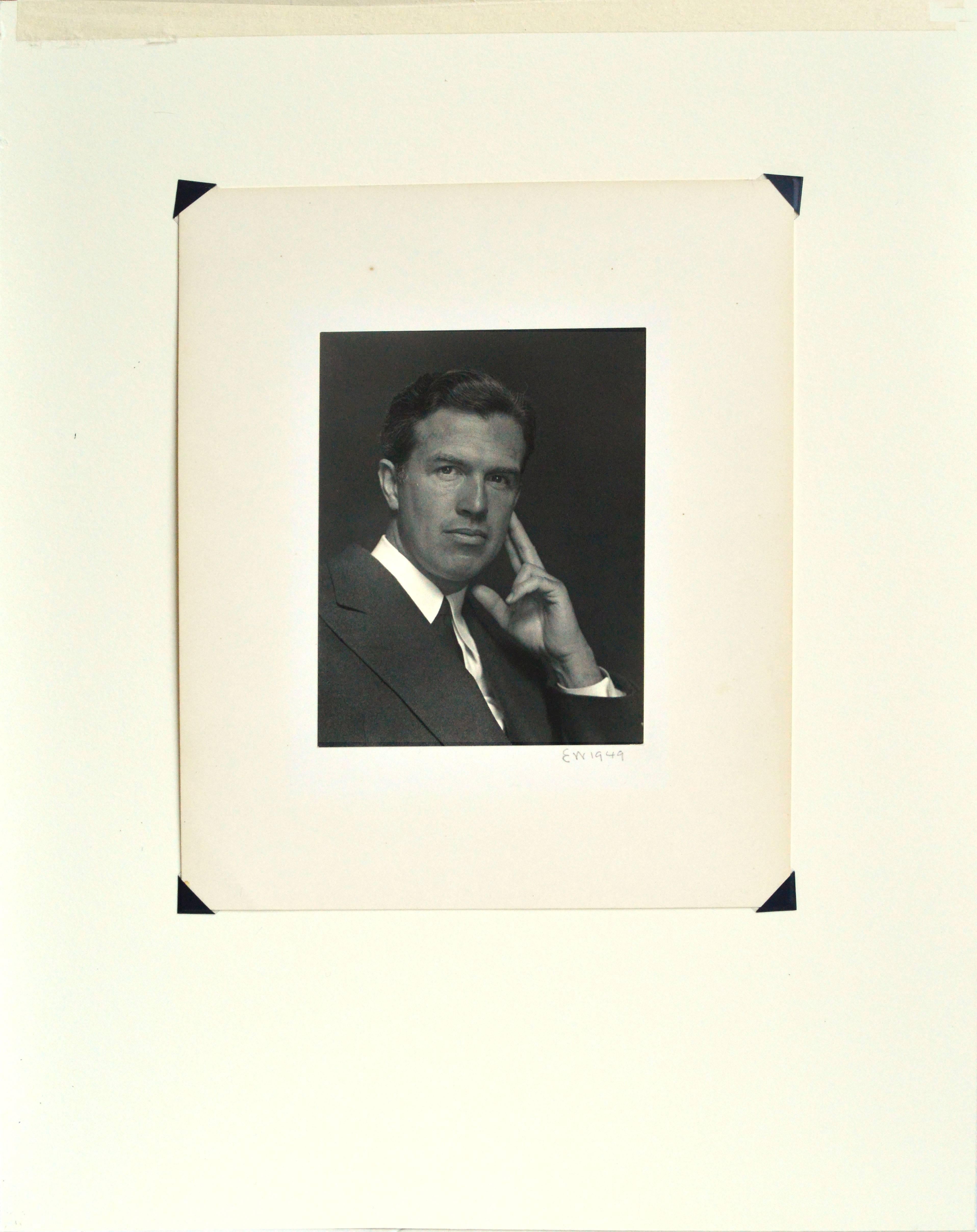 Porträt eines Mannes, Schwarz-Weiß-Fotografie aus der Mitte des Jahrhunderts (Realismus), Photograph, von Edward Weston