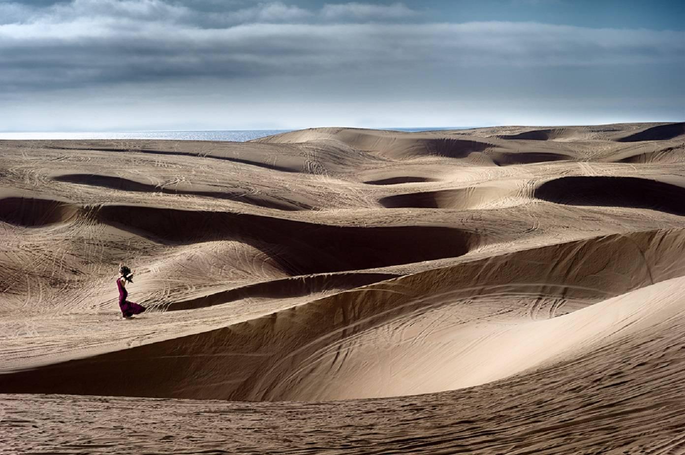 Der international bekannte Fotograf und multidisziplinäre Künstler David Drebin ist bekannt für seine spektakulären Aufnahmen von schillernden Motiven. Dazu gehören Fotografien, die eine Geschichte erzählen, Szenen mit Femme fatale und traumähnliche