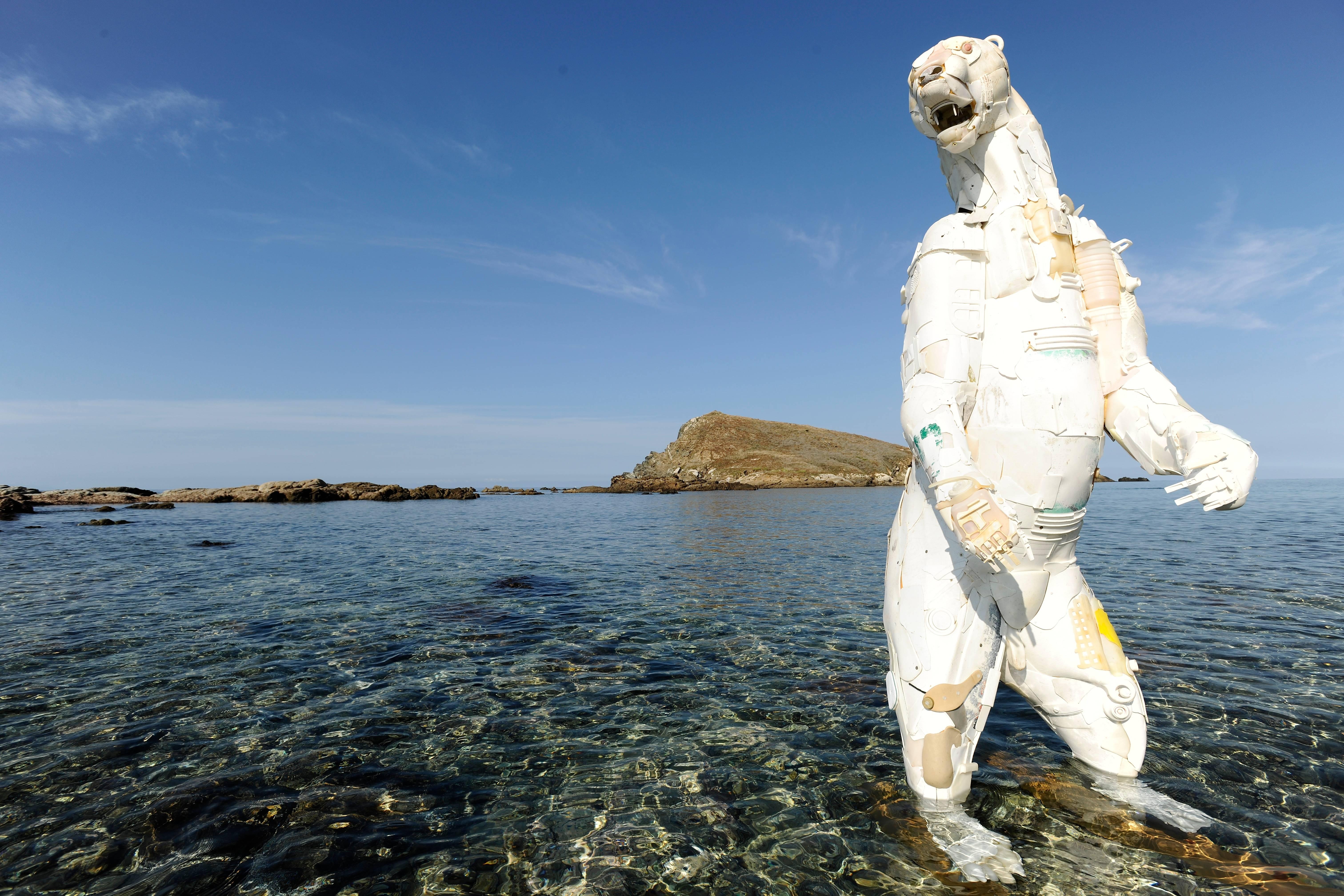 Polar Bear - Sculpture by Gilles Cenazandotti