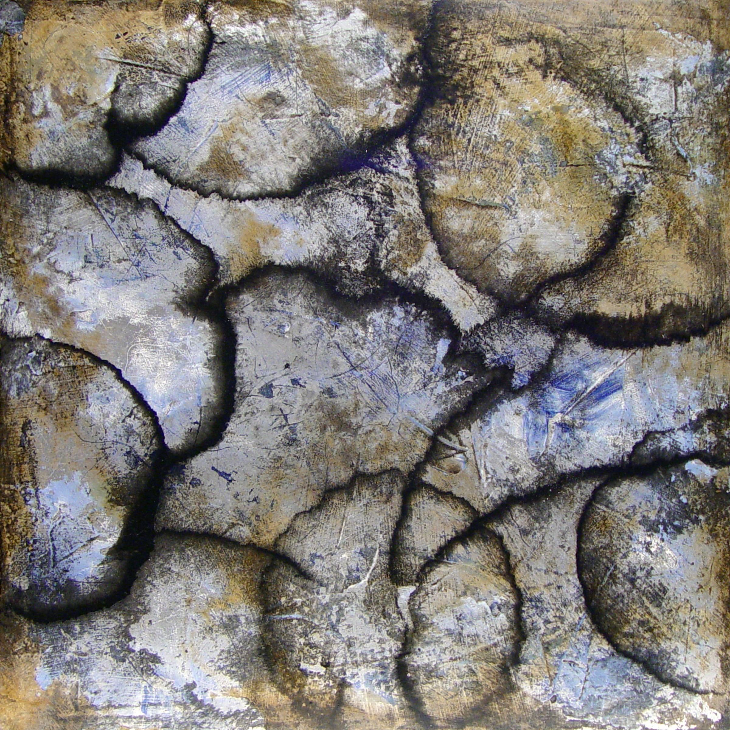 Dieses abstrakte Gemälde von Roger Mudre zeichnet sich durch eine erdige Farbpalette aus, die durch Grautöne und blaue Akzente kontrastiert wird. Unvollkommene Kreisformen werden organisch übereinander geschichtet. Das Gemälde, das mit Acrylfarbe