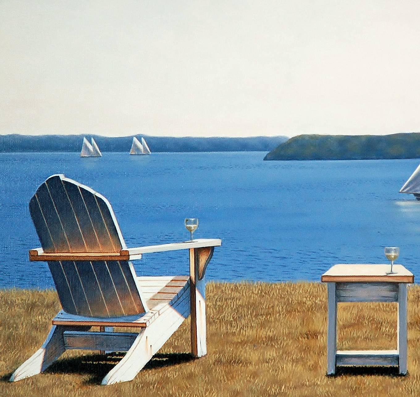 Questo tradizionale dipinto a olio costiero di Daniel Pollera raffigura tre sedie Adirondack bianche, posizionate nell'erba e affacciate su uno specchio d'acqua. Si possono vedere diverse barche a vela da vicino e più in là lungo la linea