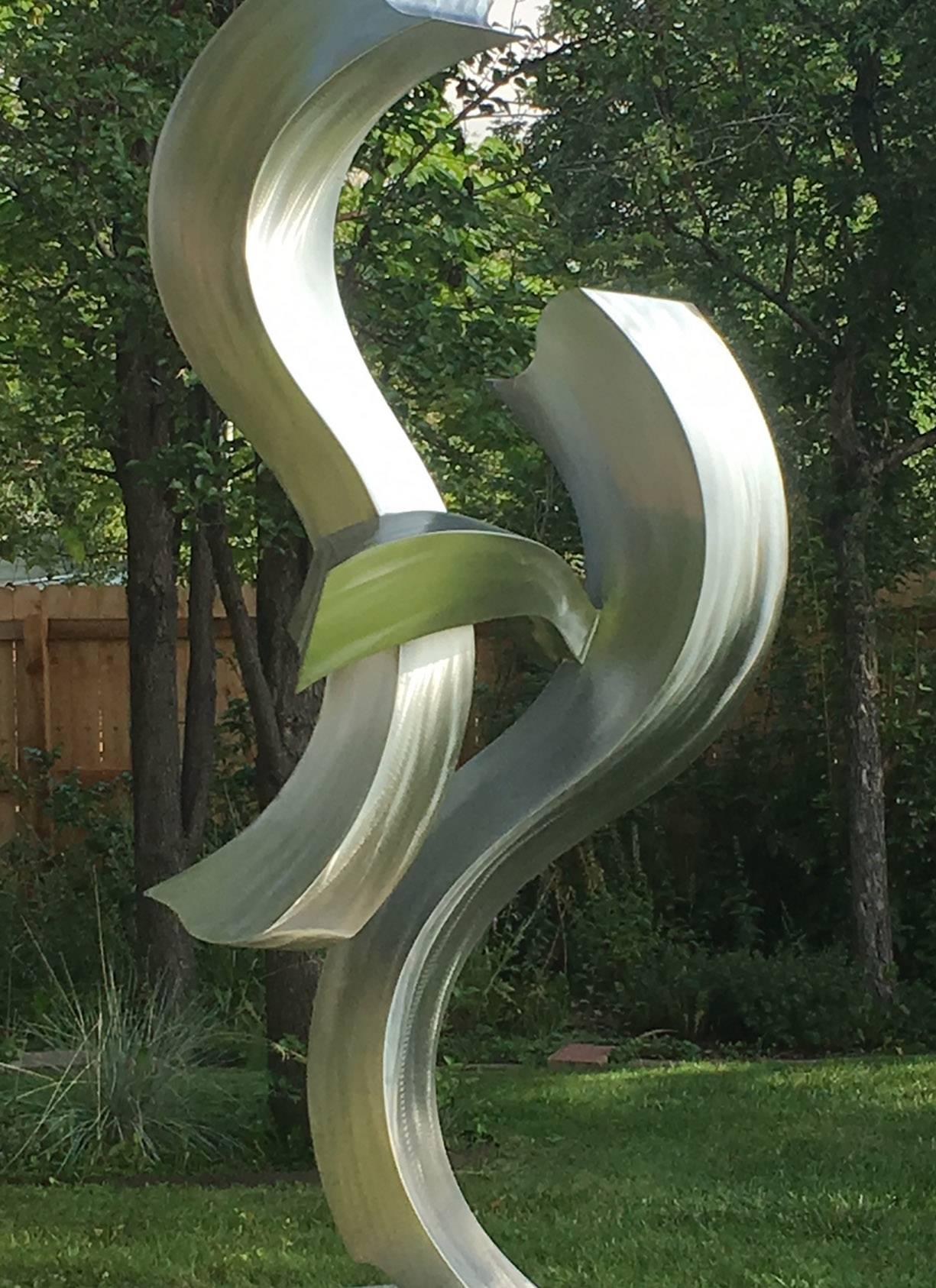 Un inchino - Abstract Sculpture Nero di Kevin Robb