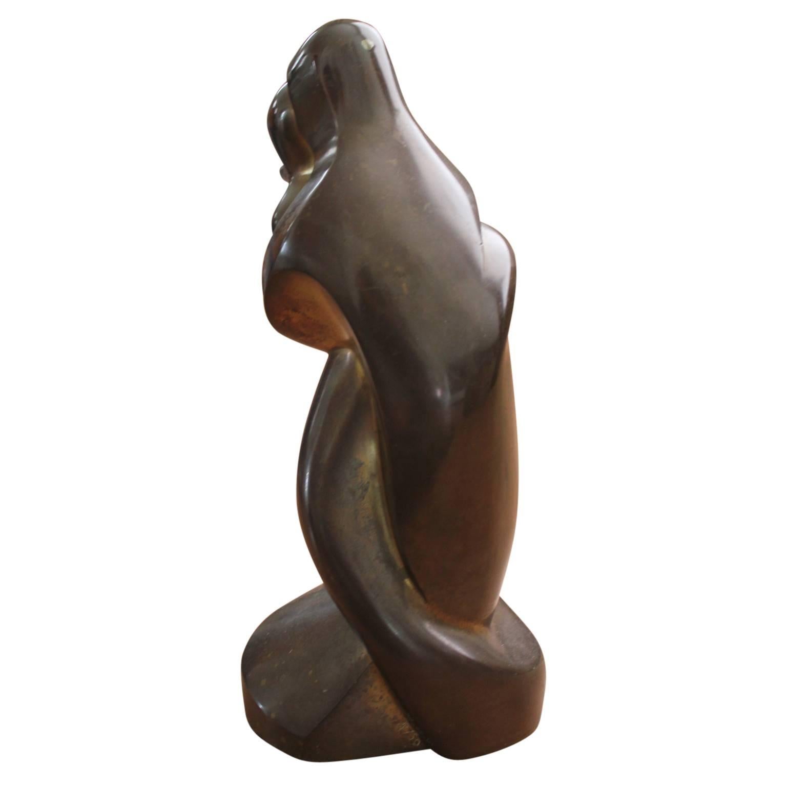 Sculpture figurative abstraite en bronze représentant deux personnages enlacés. Cette œuvre est l'édition 8 de 50. Elle est signée par l'artiste et porte un numéro d'édition. Pierre Mathieu est un artiste français qui a travaillé le bronze.