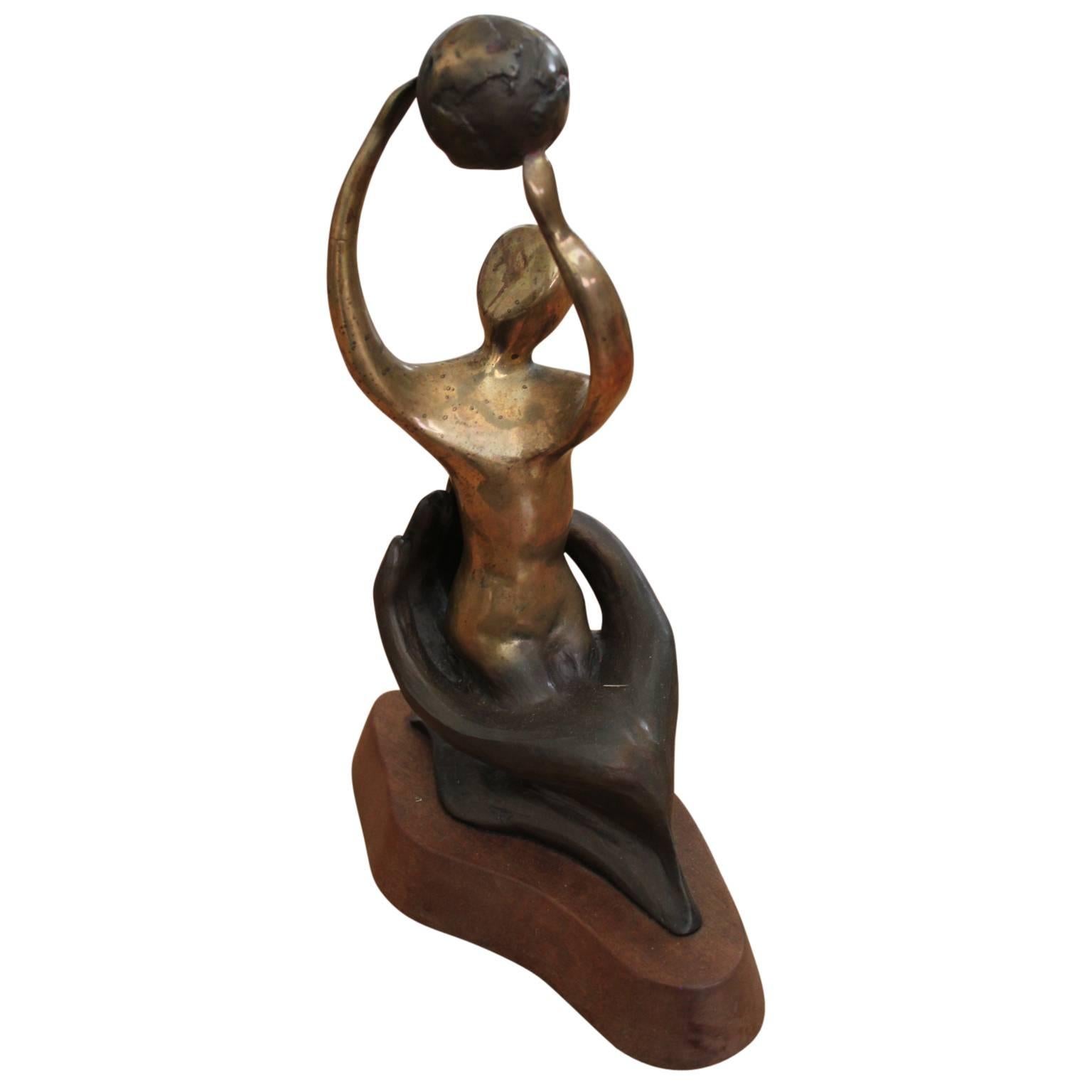 Sculpture figurative «aitha » d'une femme avec une main en vente 3