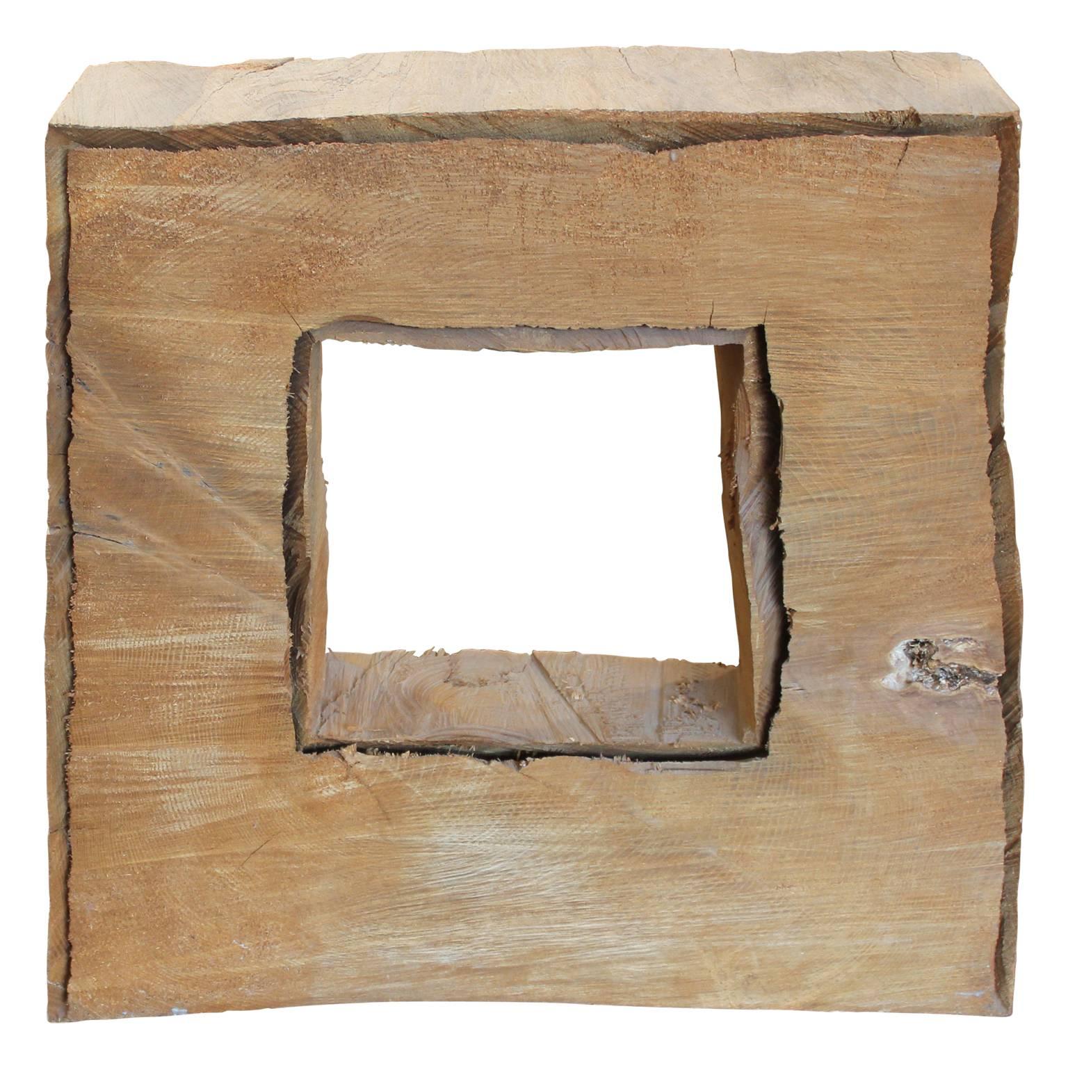 Quadratisches Fensterschmuck aus Holz – Sculpture von David Nash