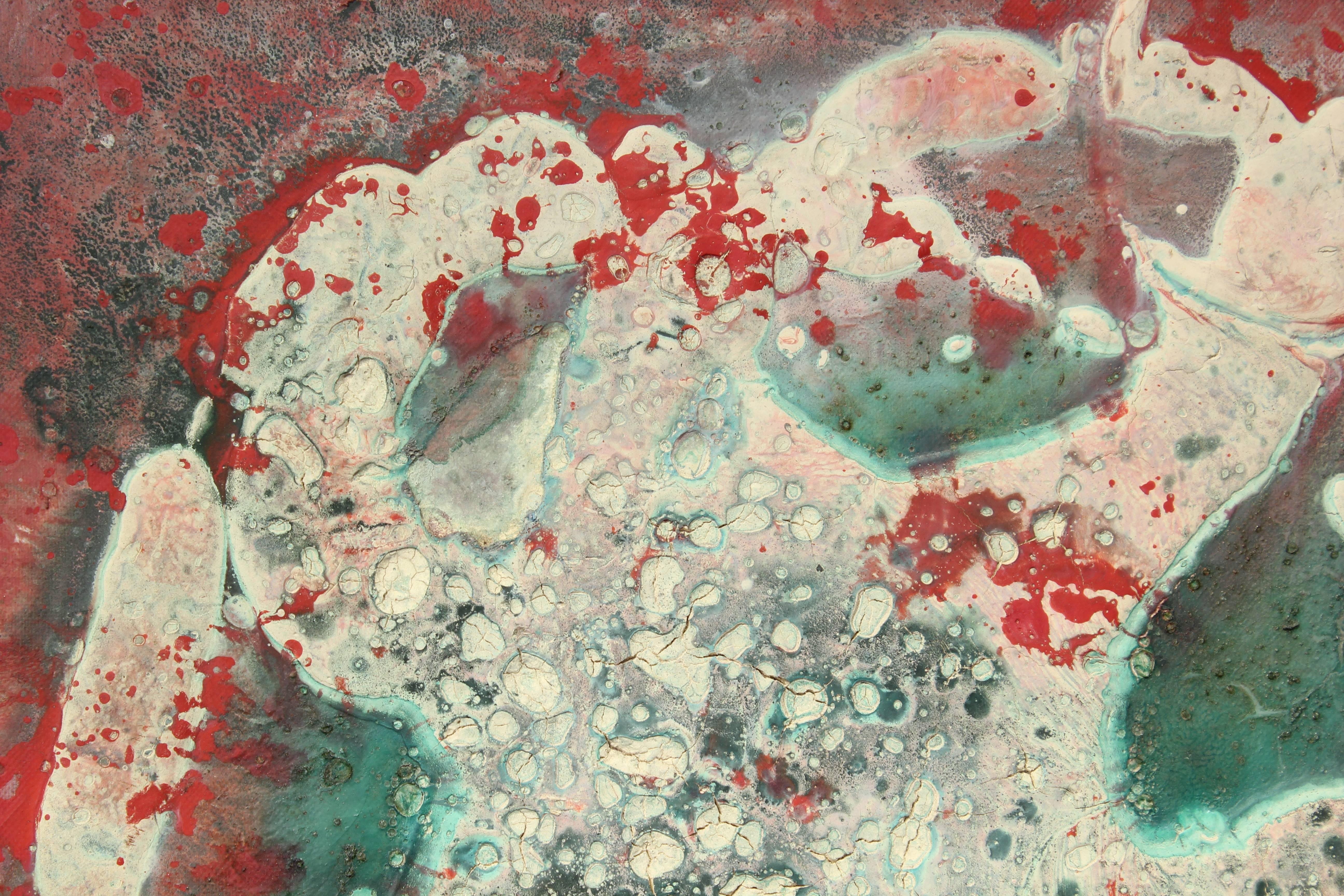 Un'esclusiva immagine astratta rossa, verde e bianca su tela. La parte bianca della tela è sollevata dal resto dell'immagine. La tela non è incorniciata. Il dipinto è firmato dall'artista sul retro. 
