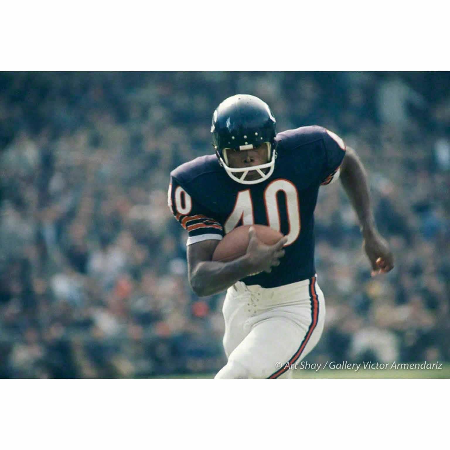 Art Shay
Gale Sayers Nr. 40, 1966
Archivierungs-Pigmentdruck
20,25 x 24,25 gerahmt
3/3
ASY028

"Art Shays Fotografie rüttelt dich auf, setzt dich sanft ab, klopft dir auf den Kopf und tritt dir dann in den Hintern."
Roger Ebert


"[Shays Werk] zählt