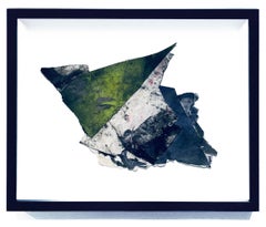 Collage abstrait à la peinture et au fusain de Wesley Kimler, présenté dans un cadre « shadowbox »