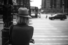 Fedora, Chicago – Gerahmtes Schwarz-Weiß-Foto einer Frau in der Innenstadt