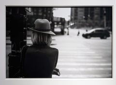 Fedora, Chicago – Gerahmtes Schwarz-Weiß-Foto einer Frau in der Innenstadt