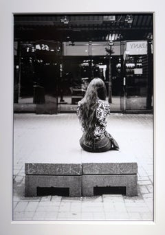 „Elegance“, Chicago – Schwarz-Weiß-Fotografie einer Frau in städtischer Umgebung, gerahmt